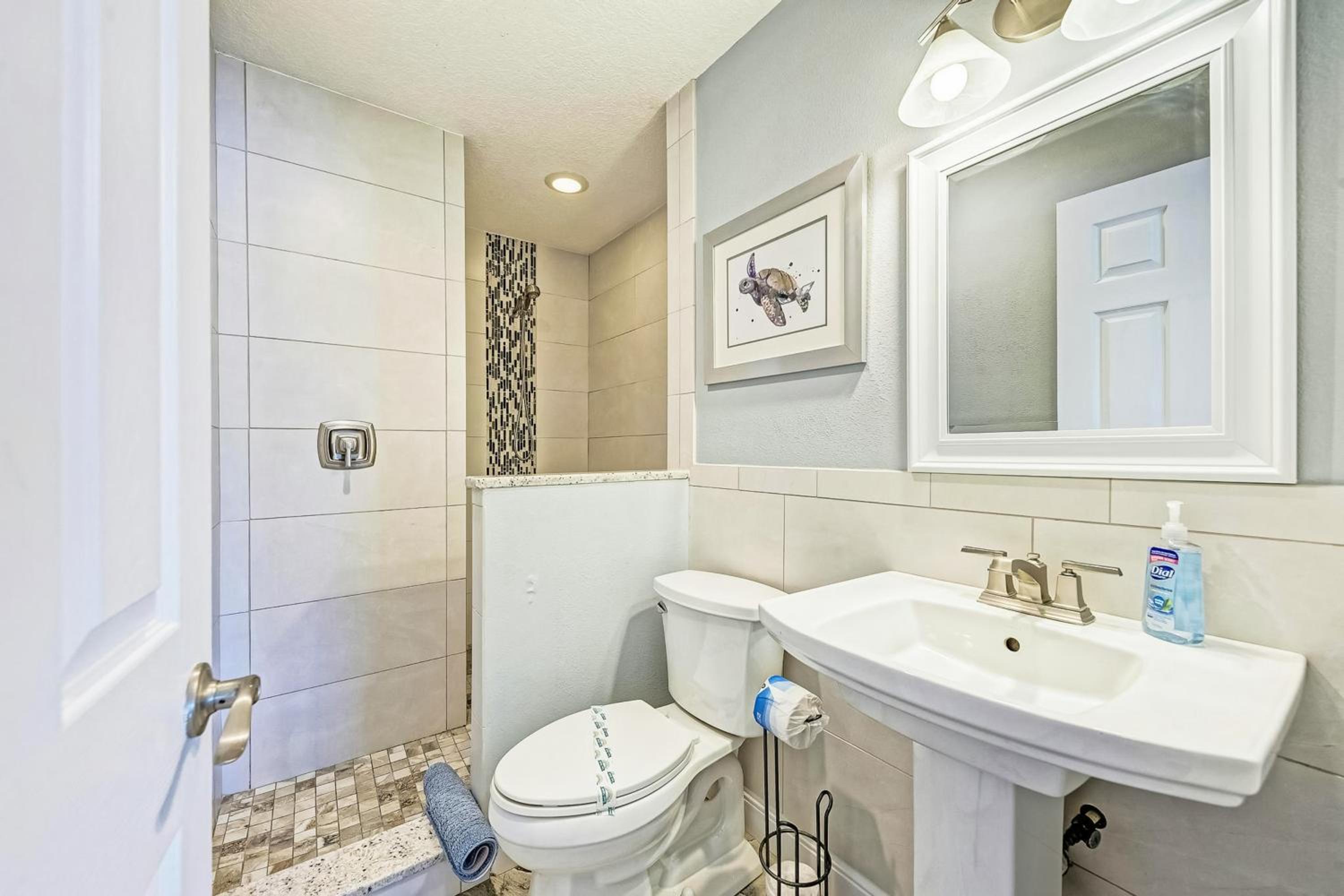 Relax Poolside, Walk to Shore! Holmes Beach Condo