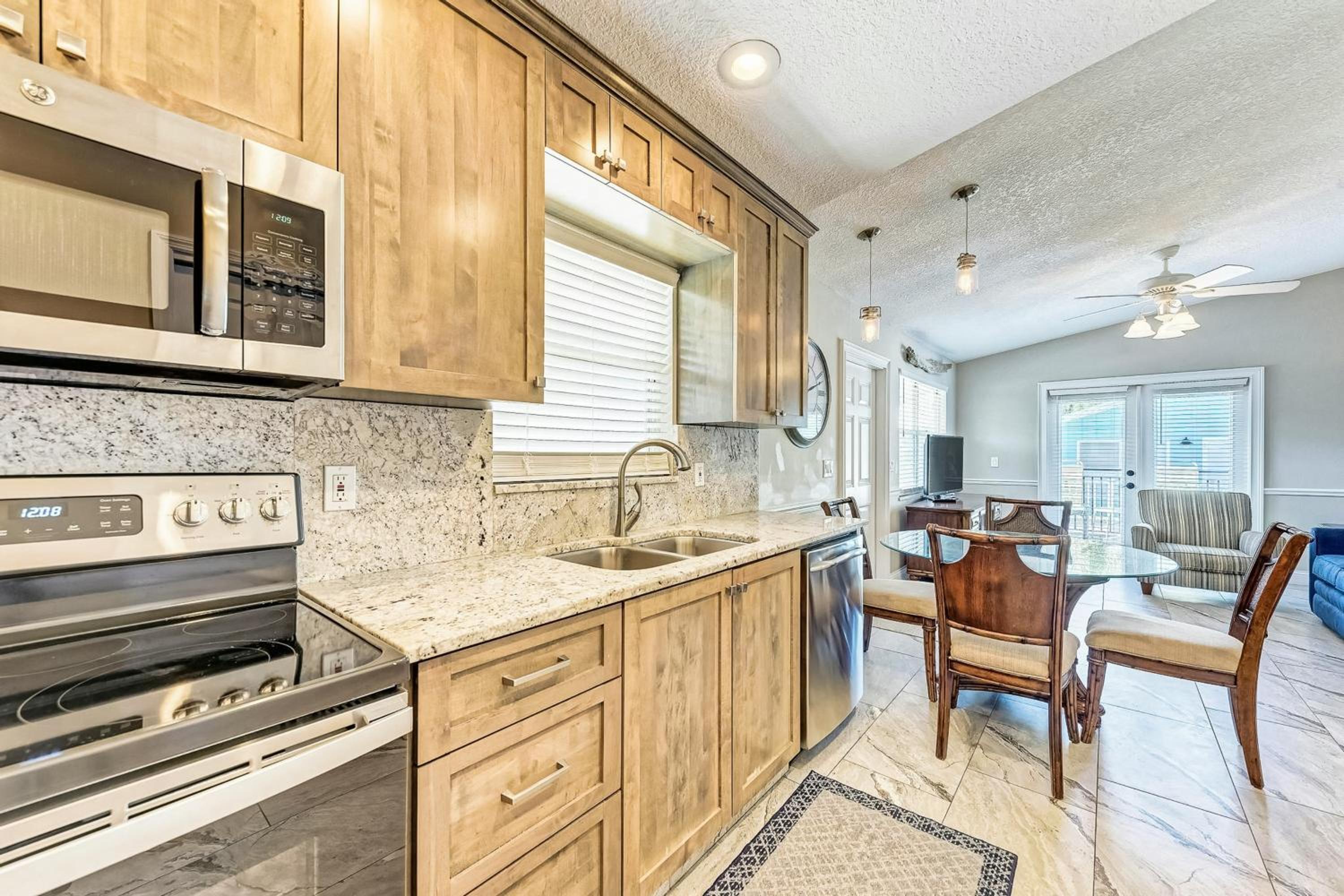 Relax Poolside, Walk to Shore! Holmes Beach Condo