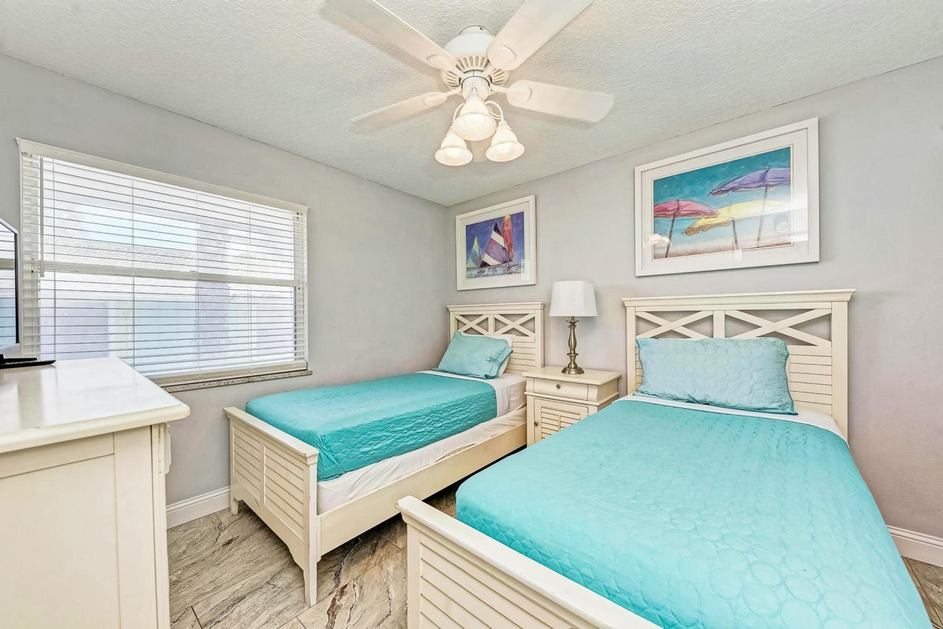 Relax Poolside, Walk to Shore! Holmes Beach Condo