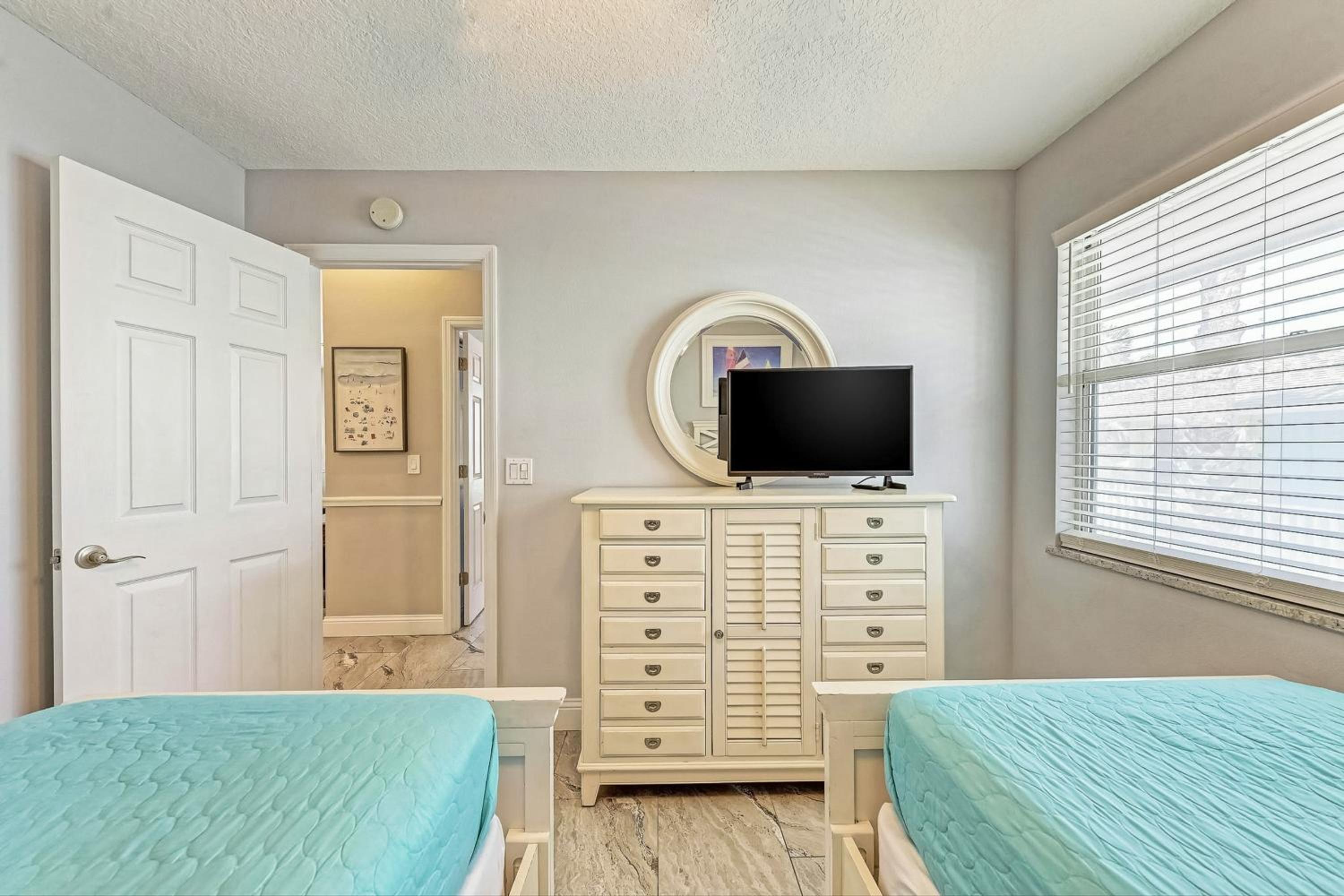 Relax Poolside, Walk to Shore! Holmes Beach Condo