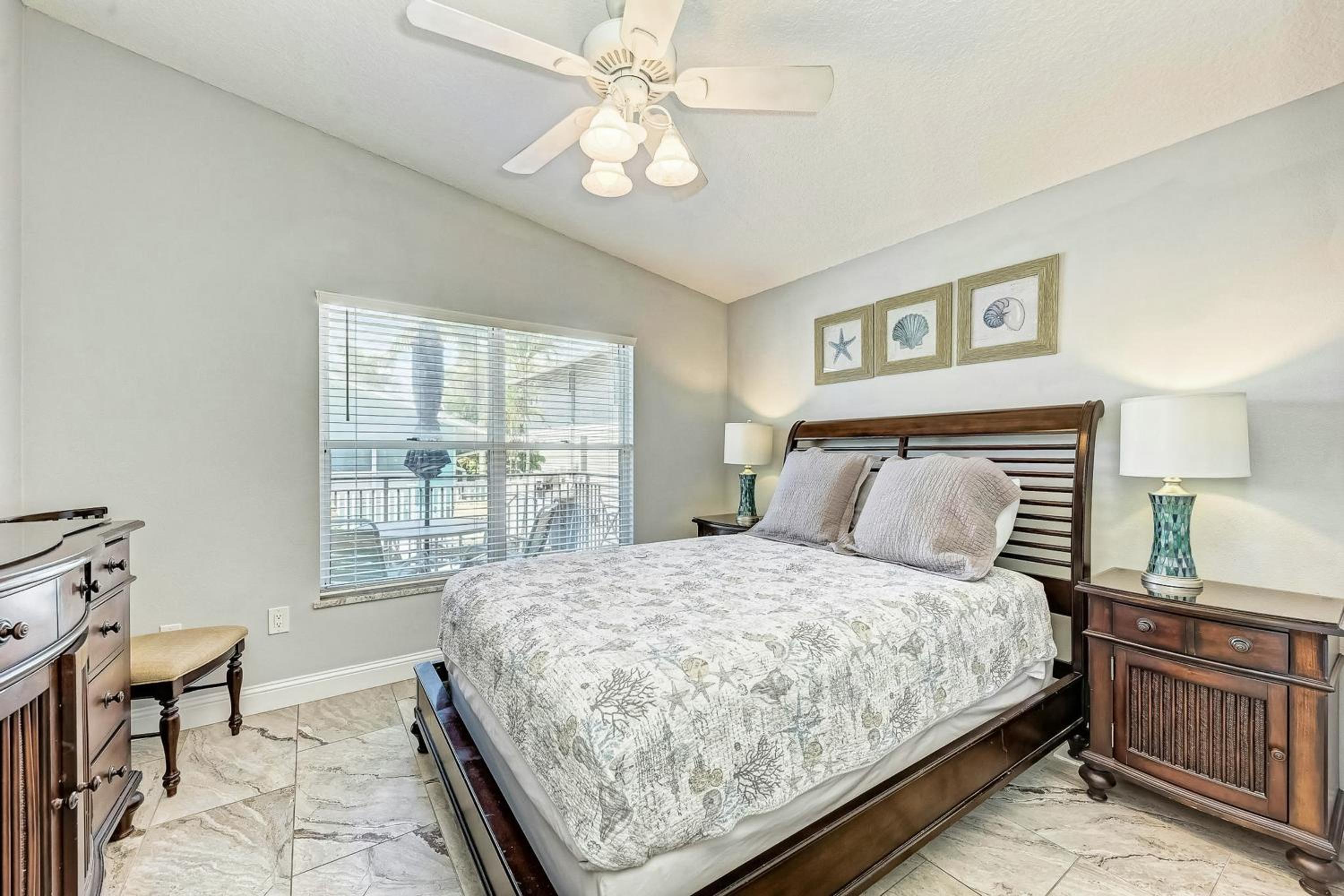 Relax Poolside, Walk to Shore! Holmes Beach Condo