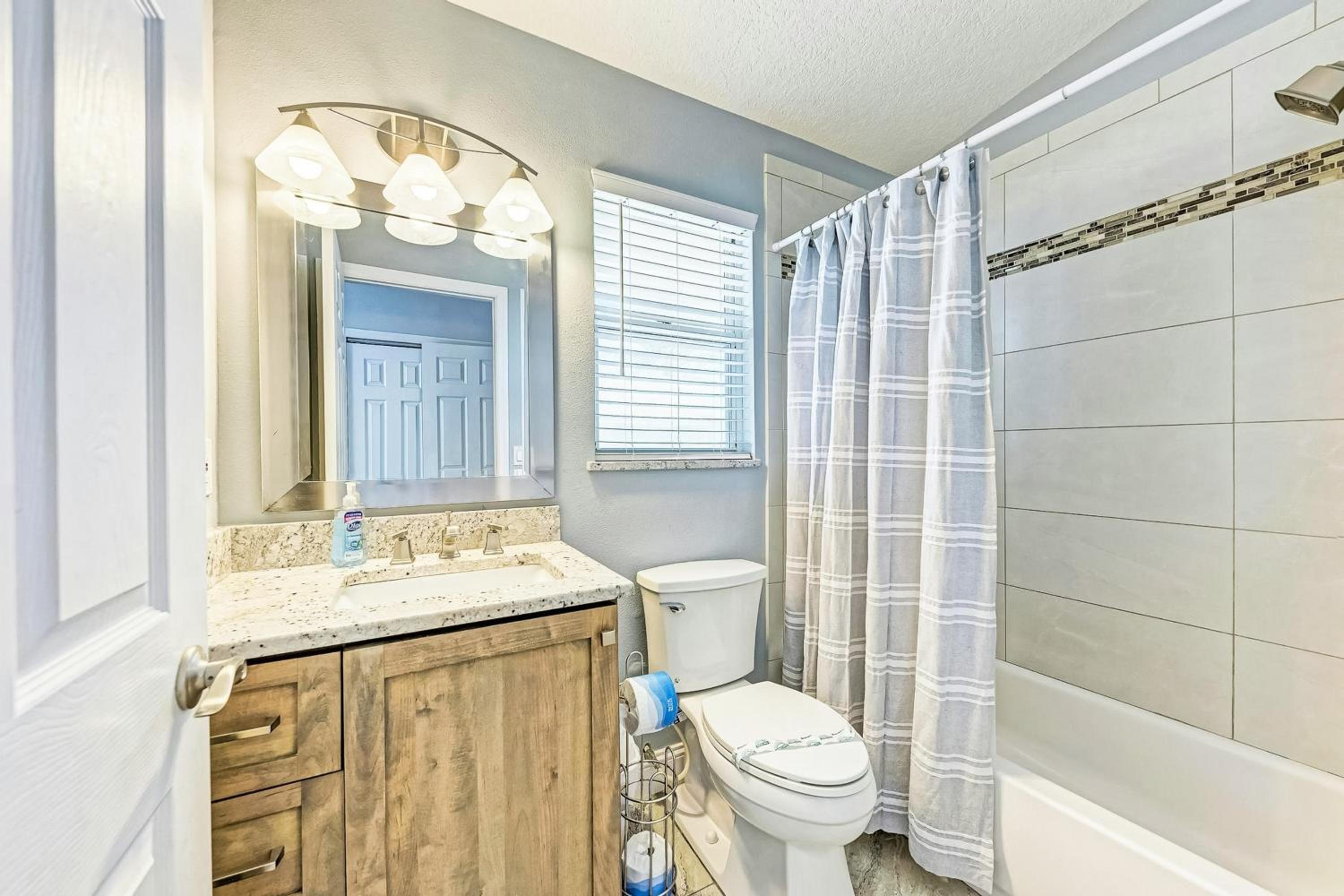 Relax Poolside, Walk to Shore! Holmes Beach Condo