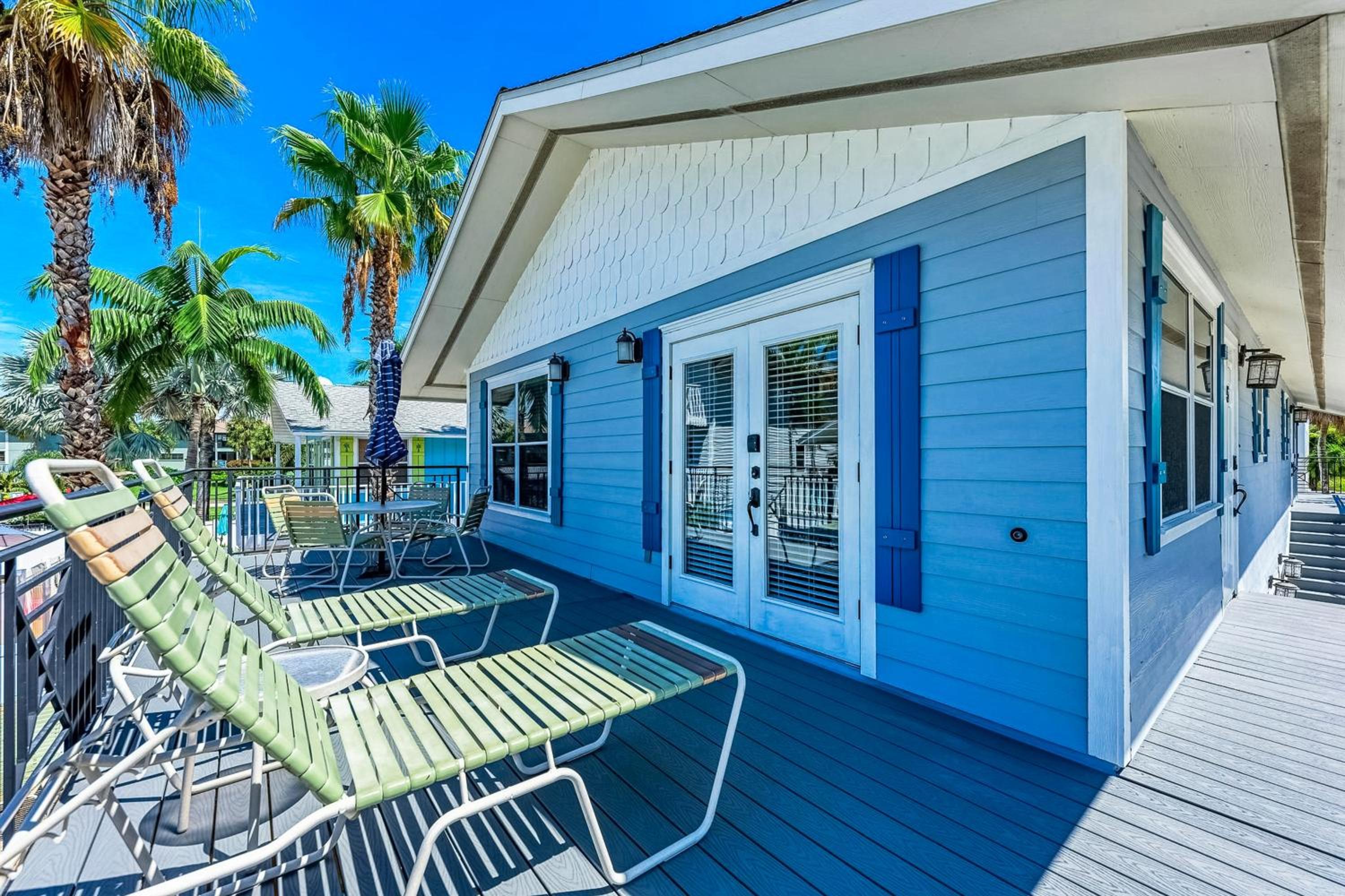 Relax Poolside, Walk to Shore! Holmes Beach Condo