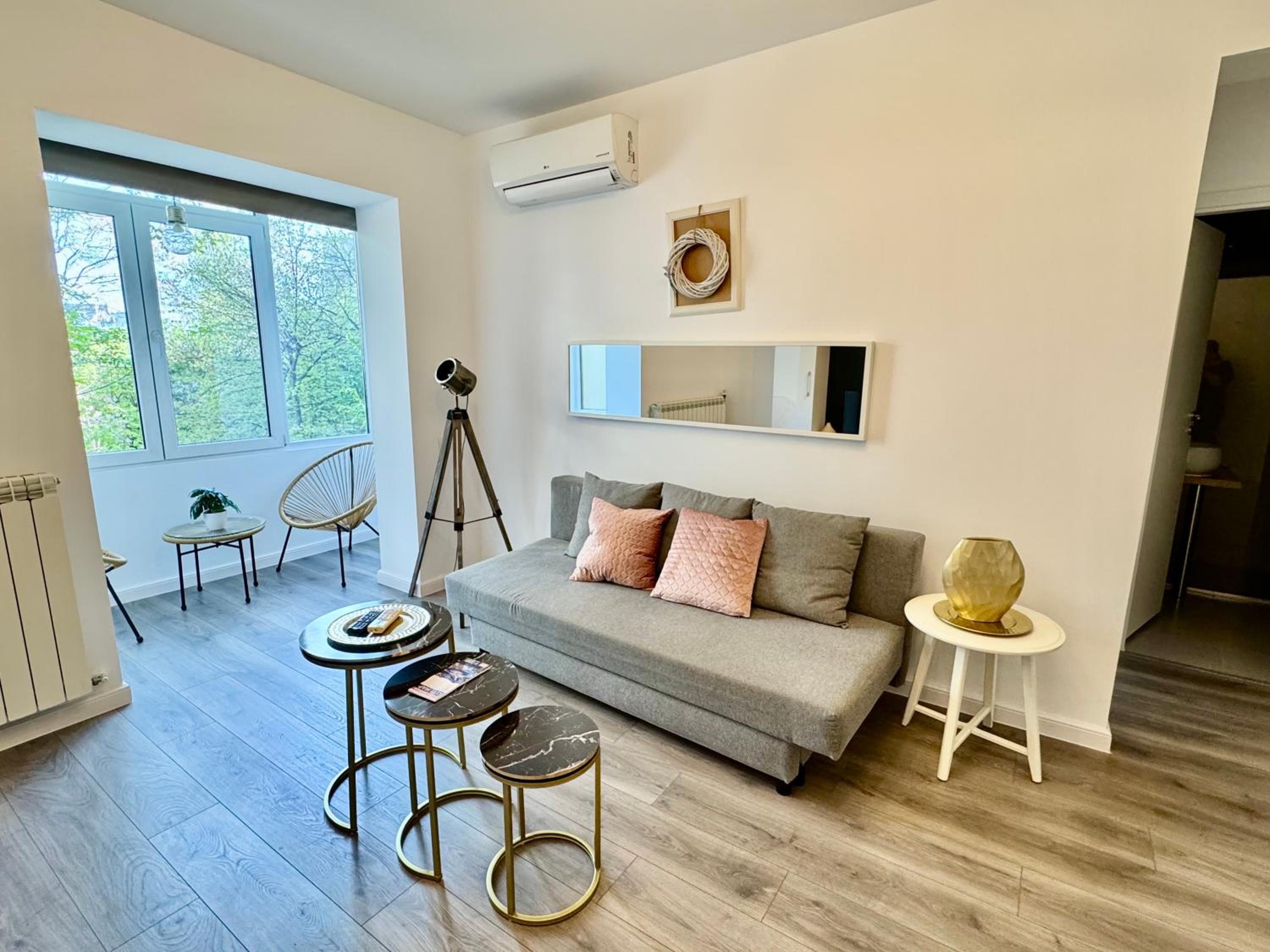 Metropole Apartments Romana Square