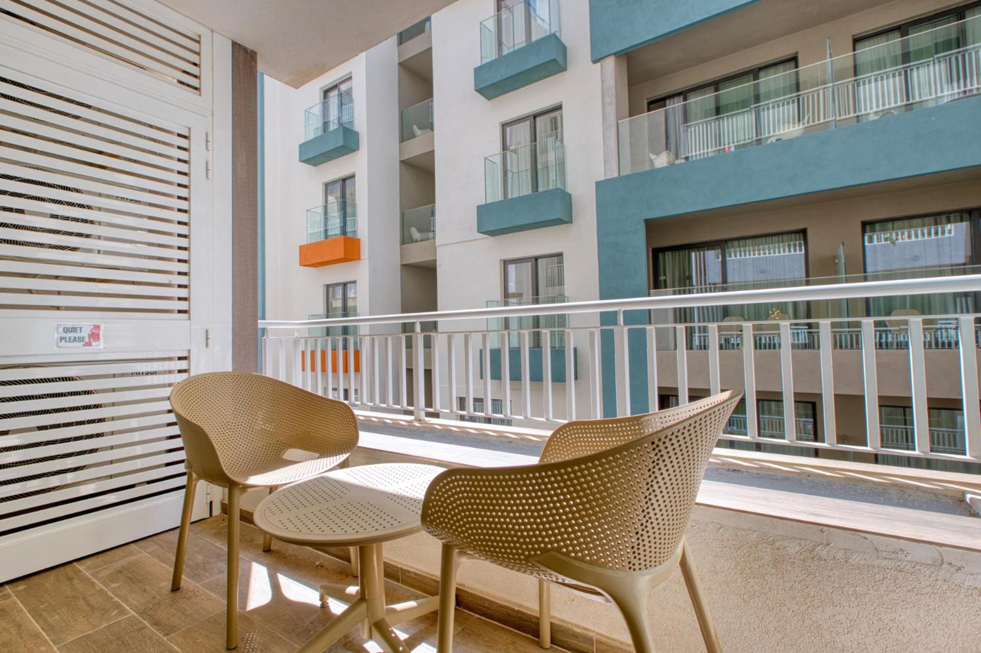 Stylish 2-Bedroom Apartment Near the Sea photo 2