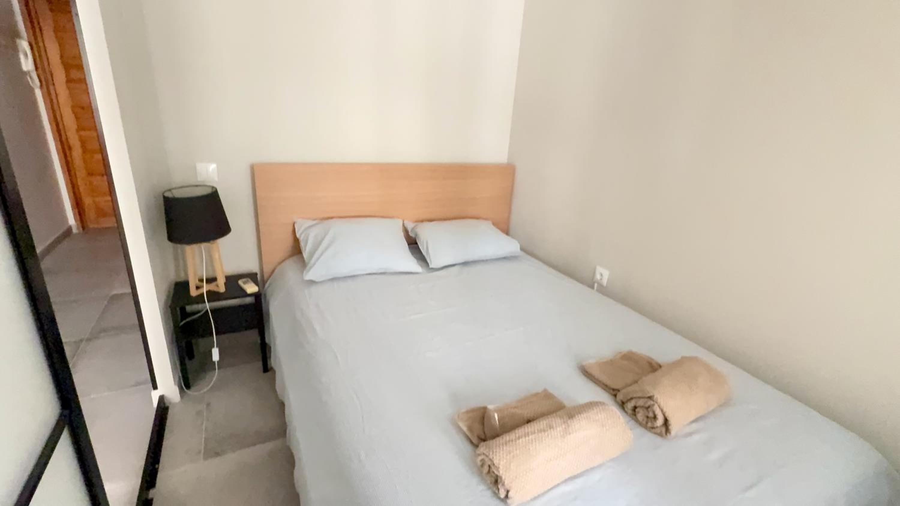 Cozy Downtown Studio with AC & Fast Wi-Fi - Prime Location
