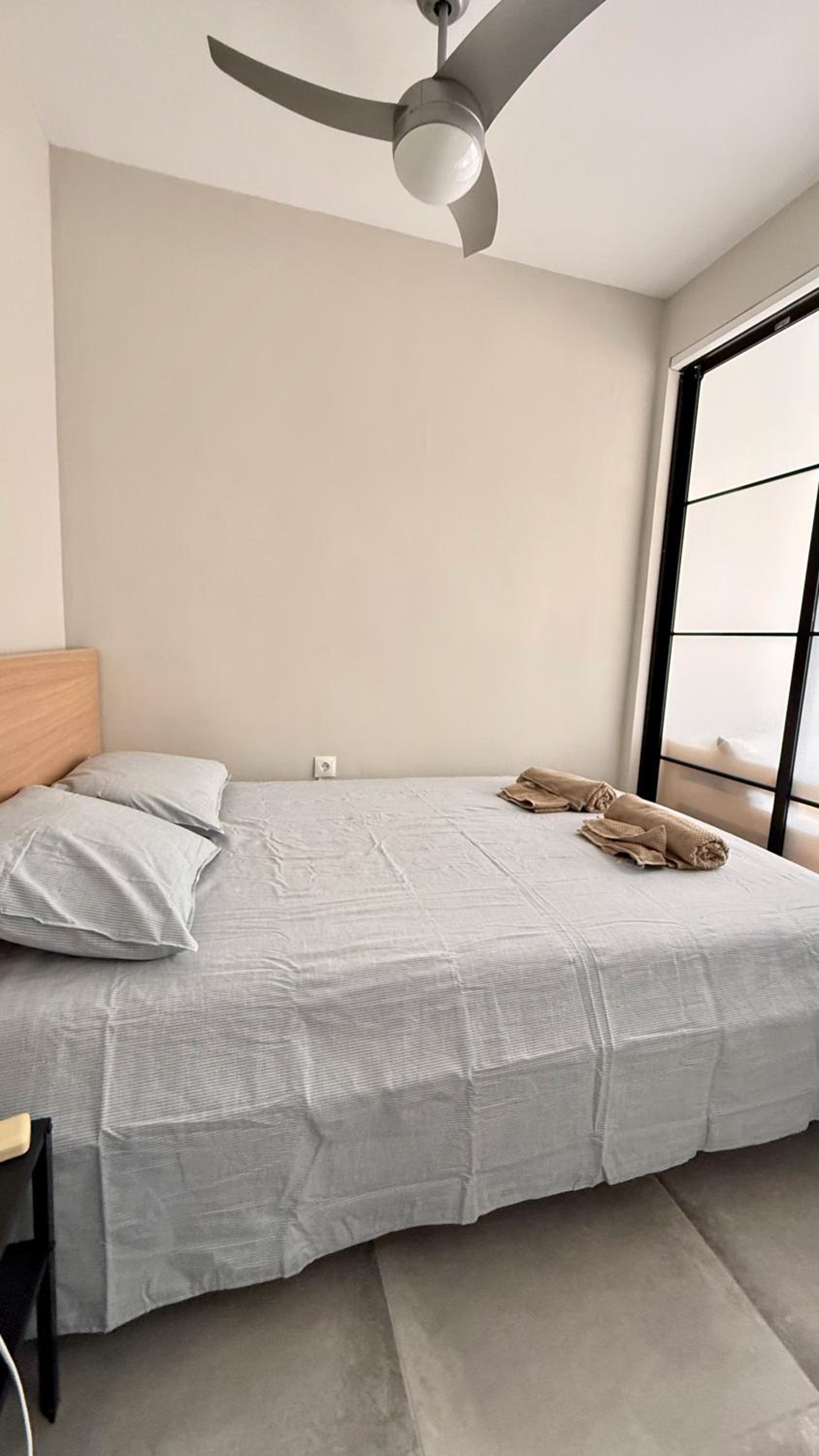 Cozy Downtown Studio with AC & Fast Wi-Fi - Prime Location