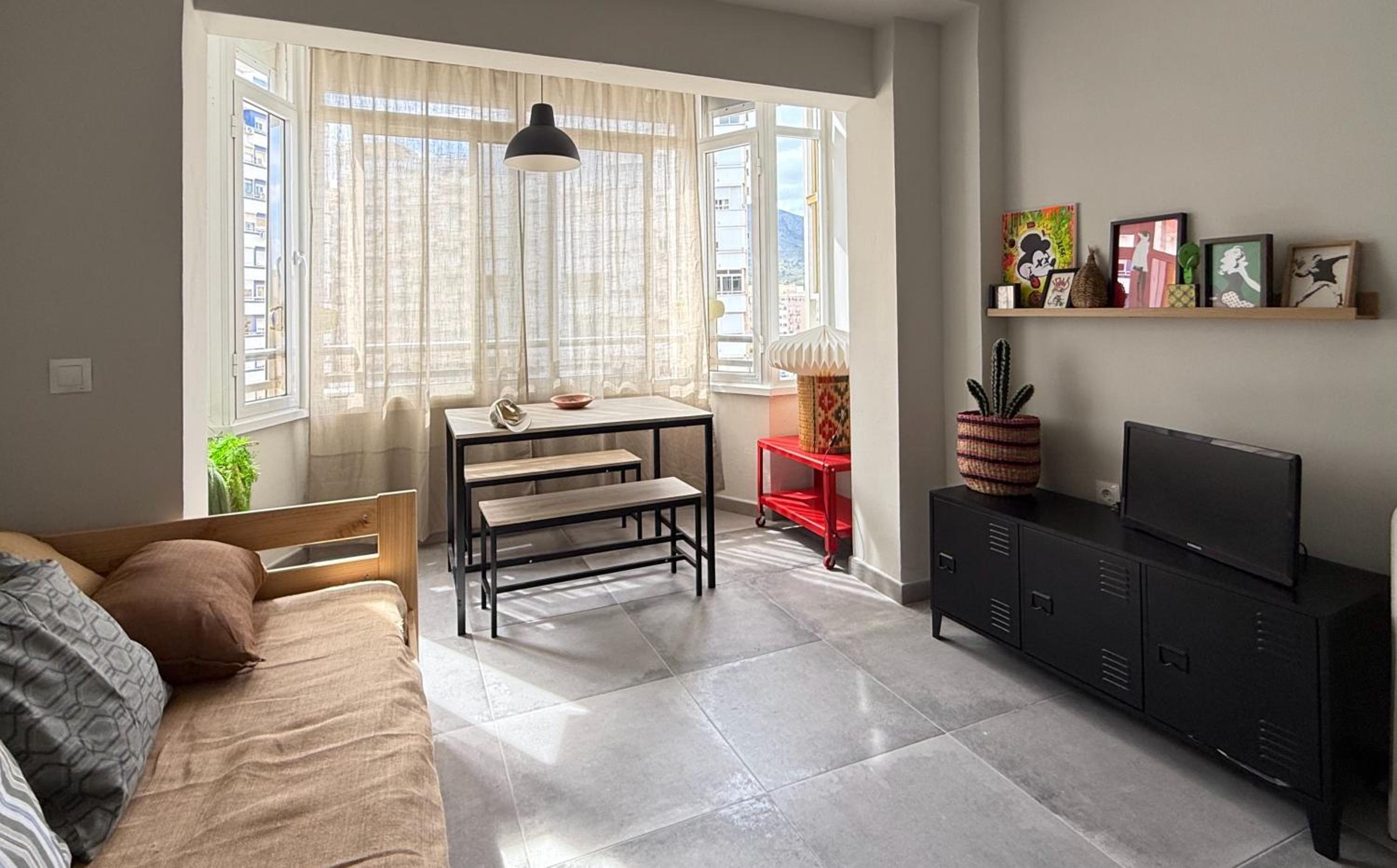 Cozy Downtown Studio with AC & Fast Wi-Fi - Prime Location