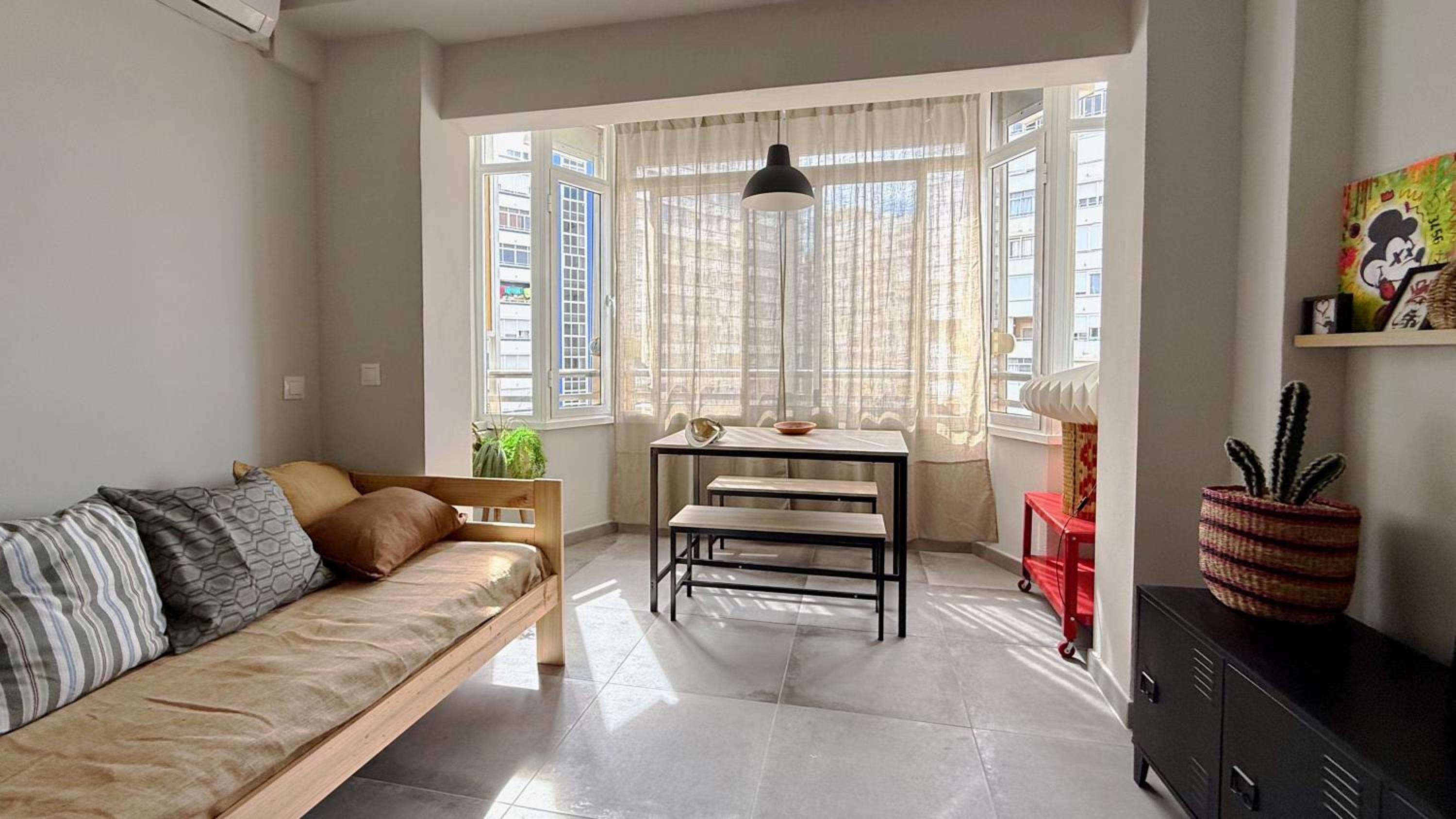 Cozy Downtown Studio with AC & Fast Wi-Fi - Prime Location