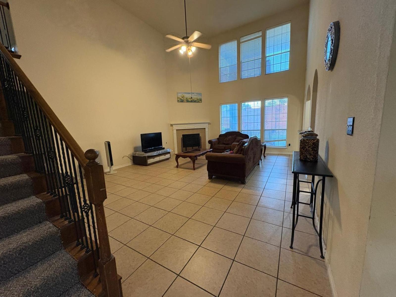 Spacious 4200 sqft - 6 bdrms 4 bath - Gym - Pets OK Near PGA - Universal KIDS - Star Frisco