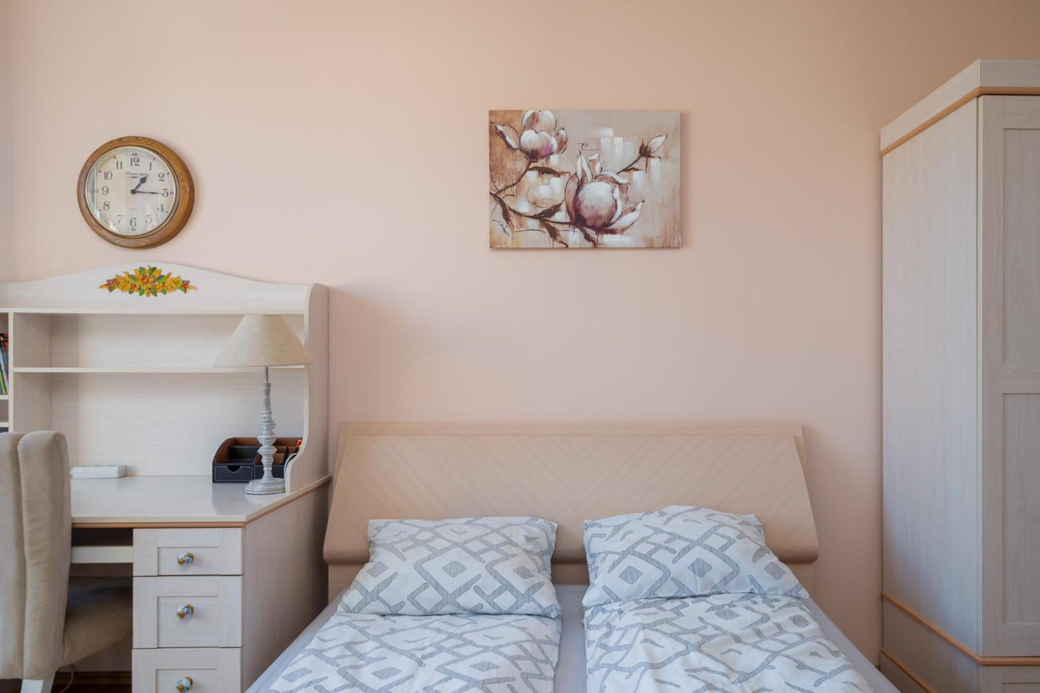 Large 3BR Apartment with Balcony 5 min to Old Town by Tram