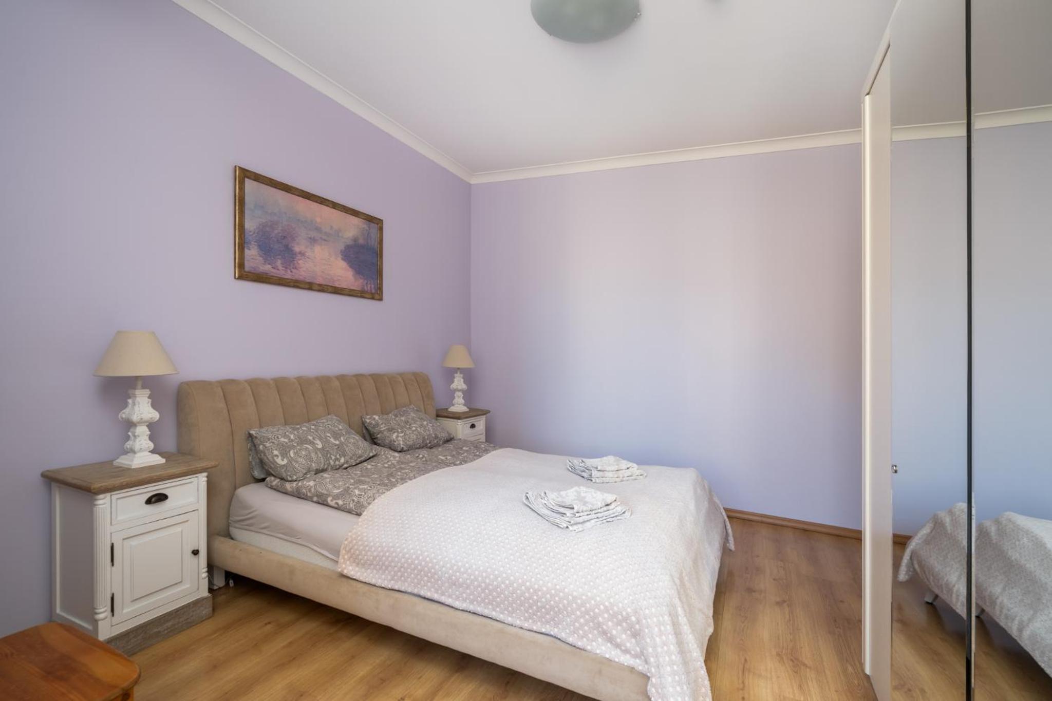 Large 3BR Apartment with Balcony 5 min to Old Town by Tram