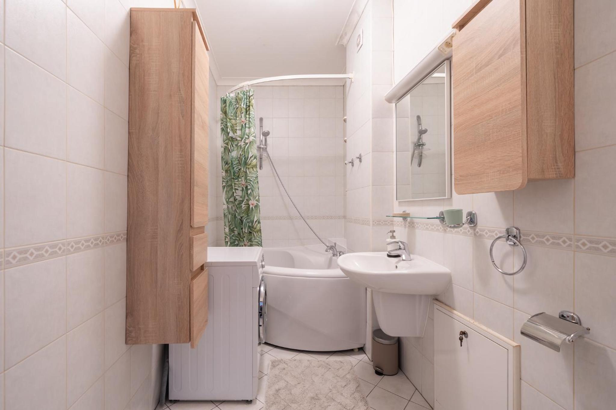 Large 3BR Apartment with Balcony 5 min to Old Town by Tram
