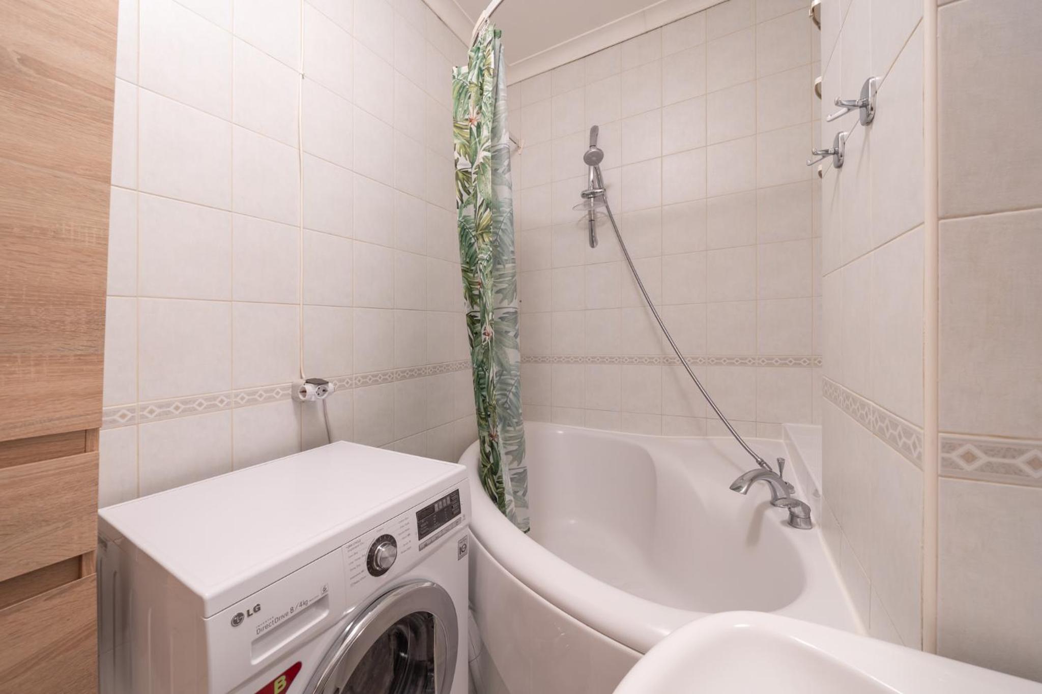 Large 3BR Apartment with Balcony 5 min to Old Town by Tram