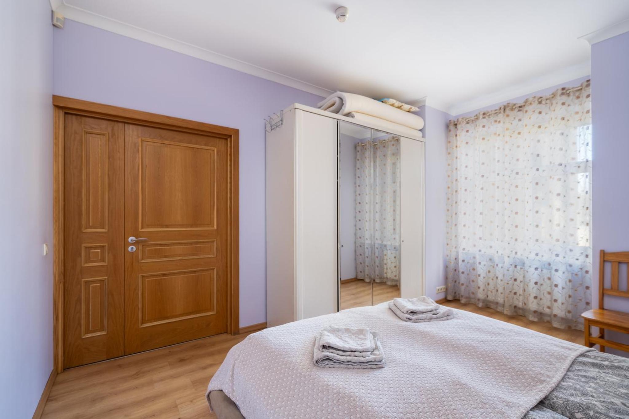 Large 3BR Apartment with Balcony 5 min to Old Town by Tram