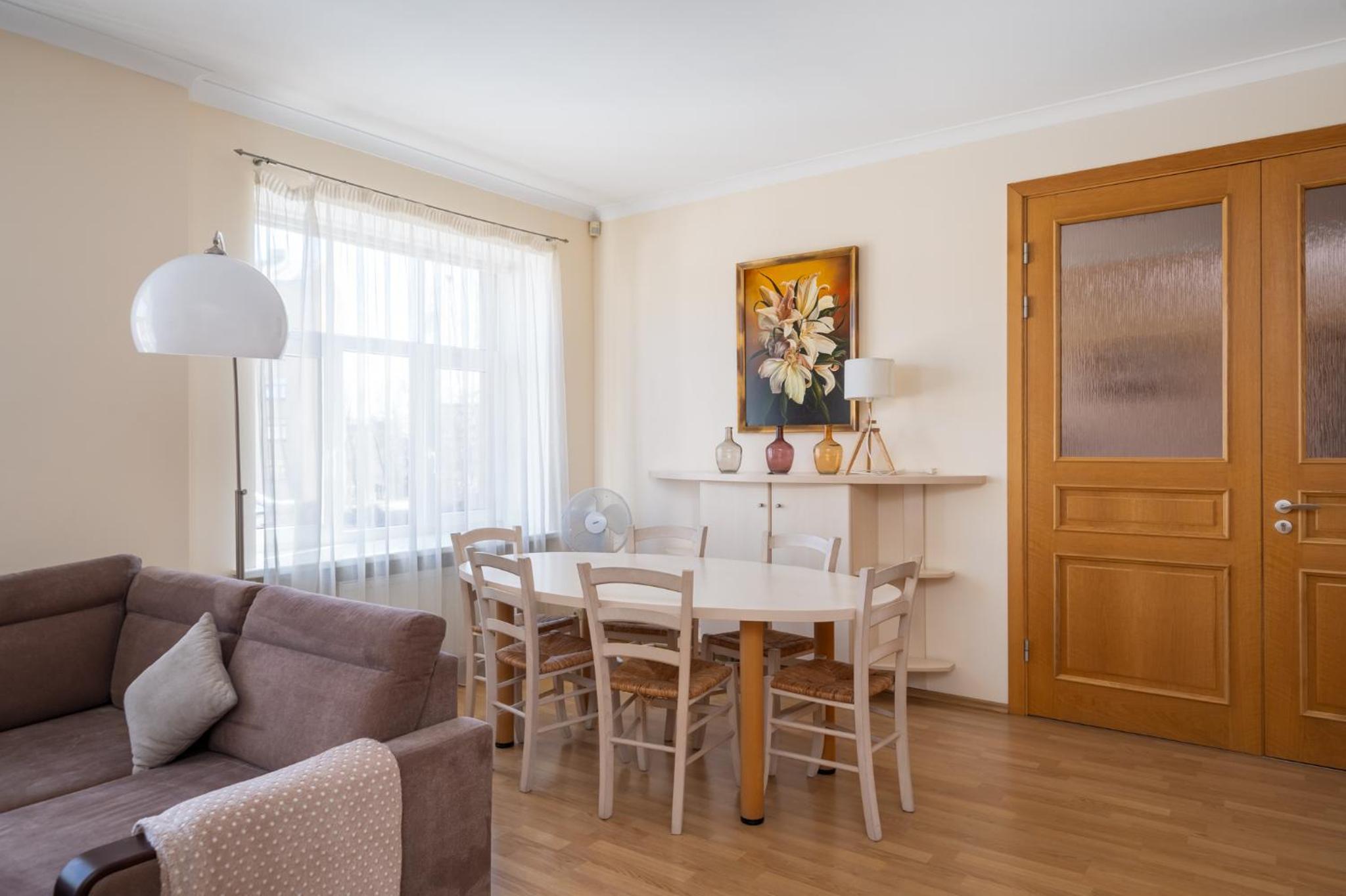 Large 3BR Apartment with Balcony 5 min to Old Town by Tram