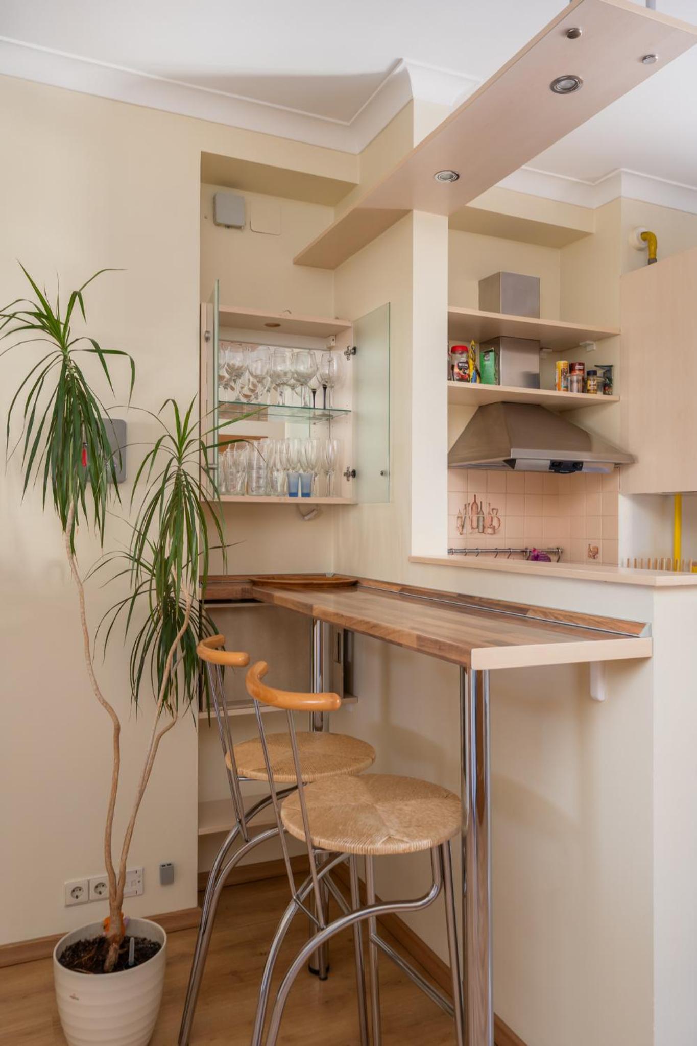 Large 3BR Apartment with Balcony 5 min to Old Town by Tram