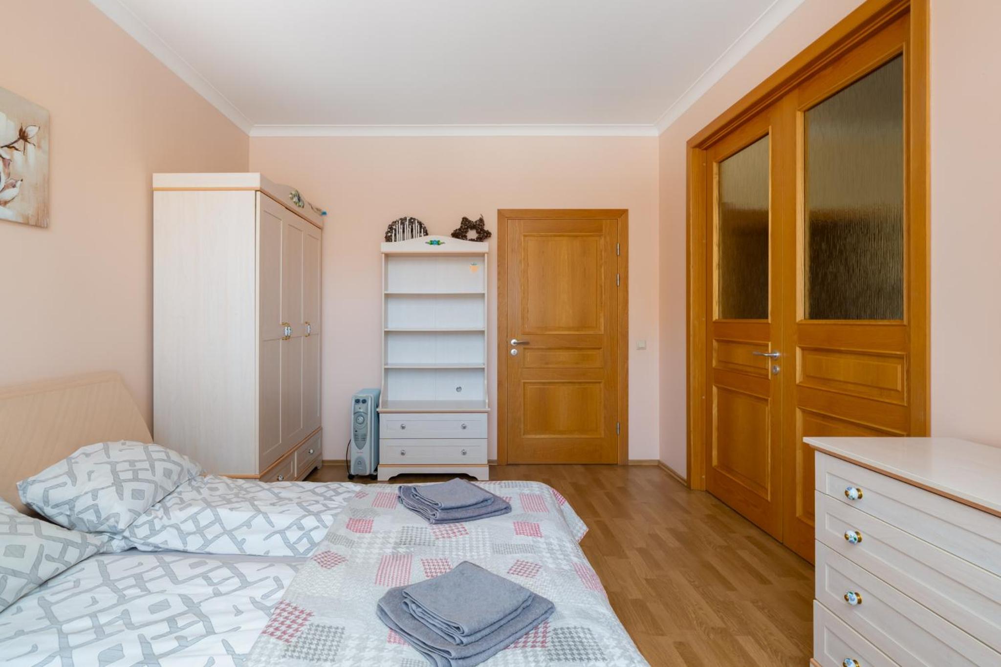 Large 3BR Apartment with Balcony 5 min to Old Town by Tram