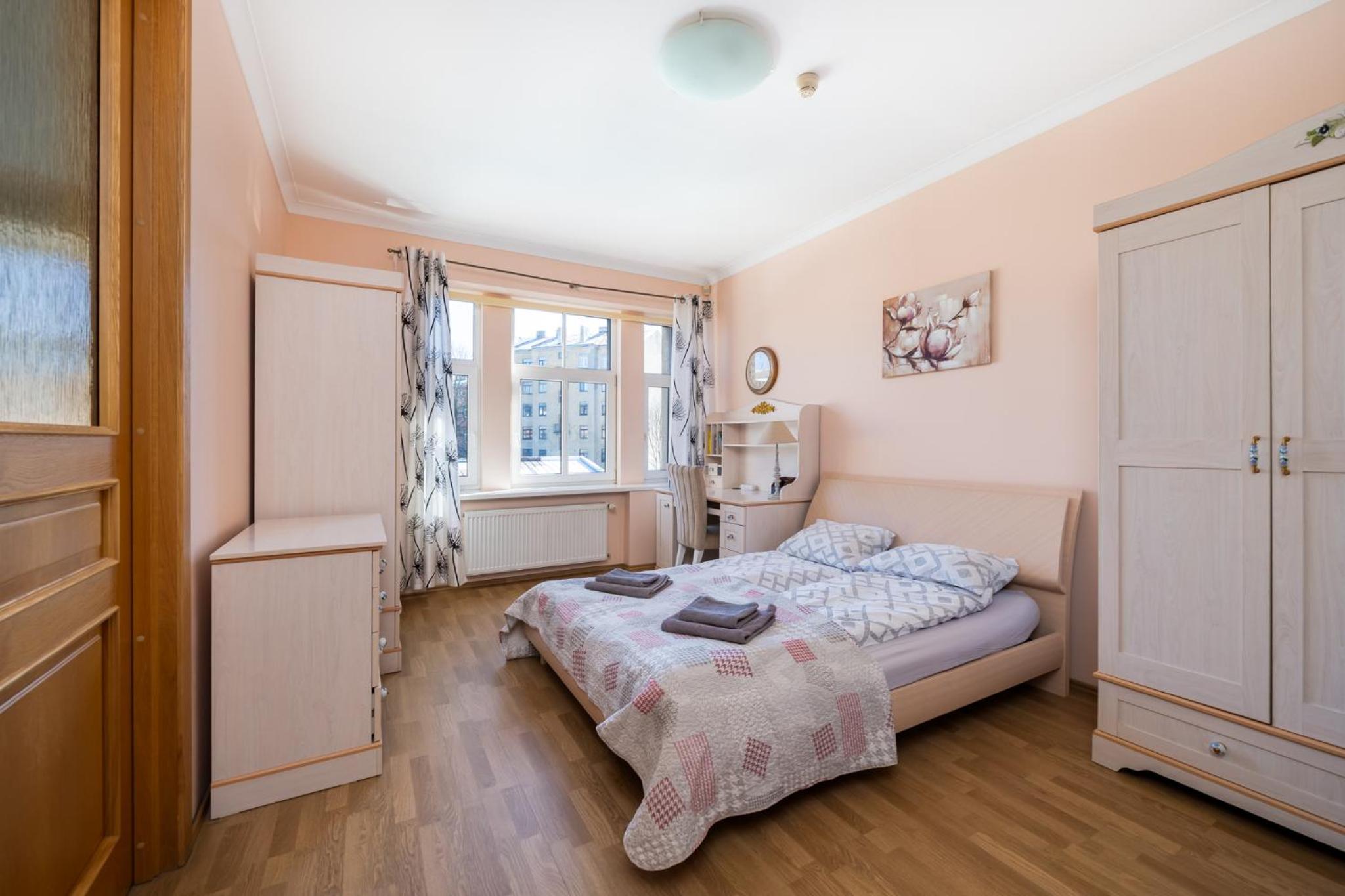Large 3BR Apartment with Balcony 5 min to Old Town by Tram