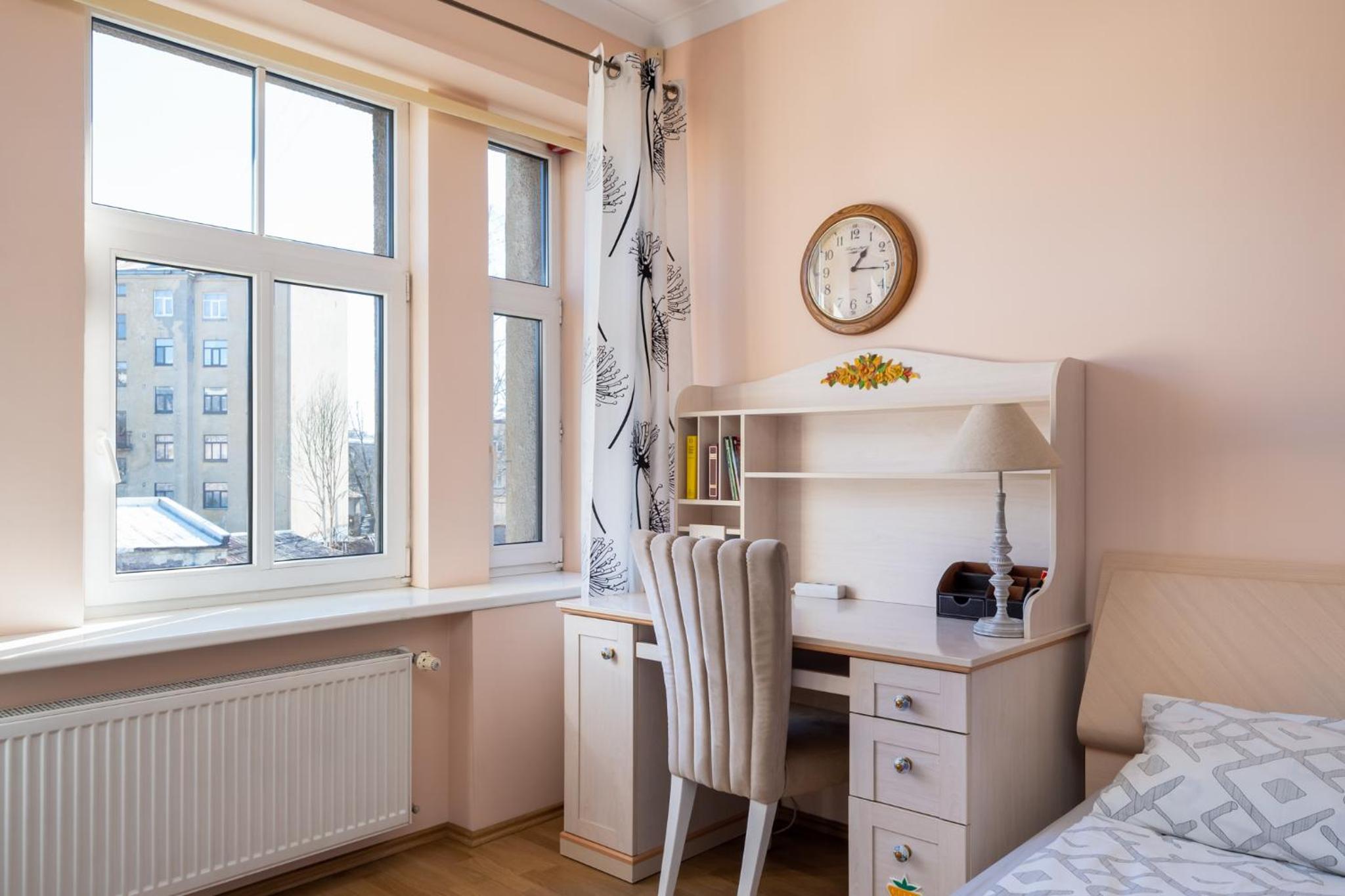 Large 3BR Apartment with Balcony 5 min to Old Town by Tram