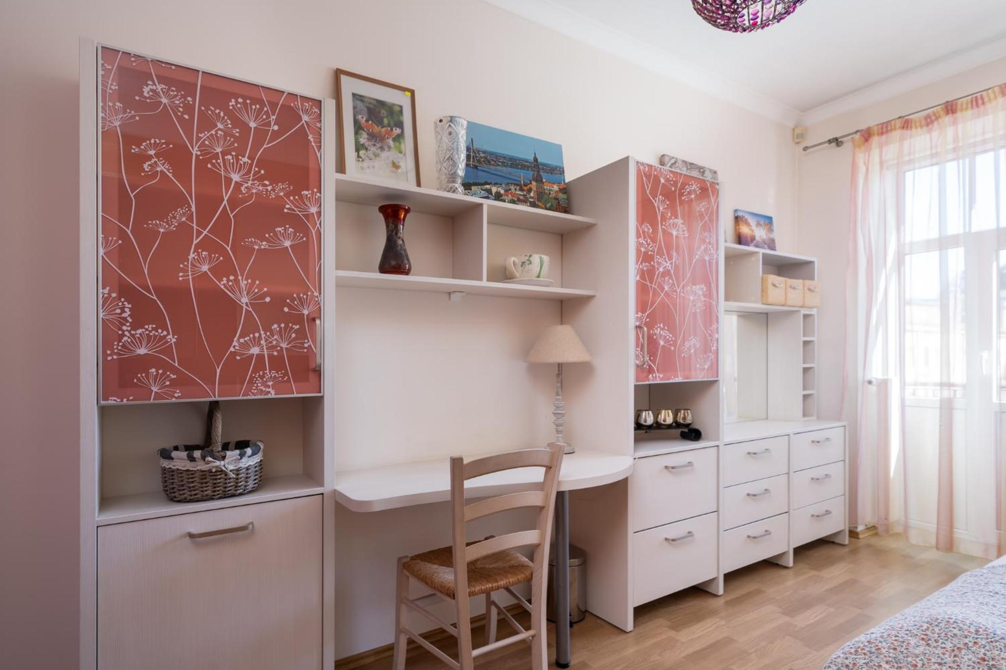 Large 3BR Apartment with Balcony 5 min to Old Town by Tram