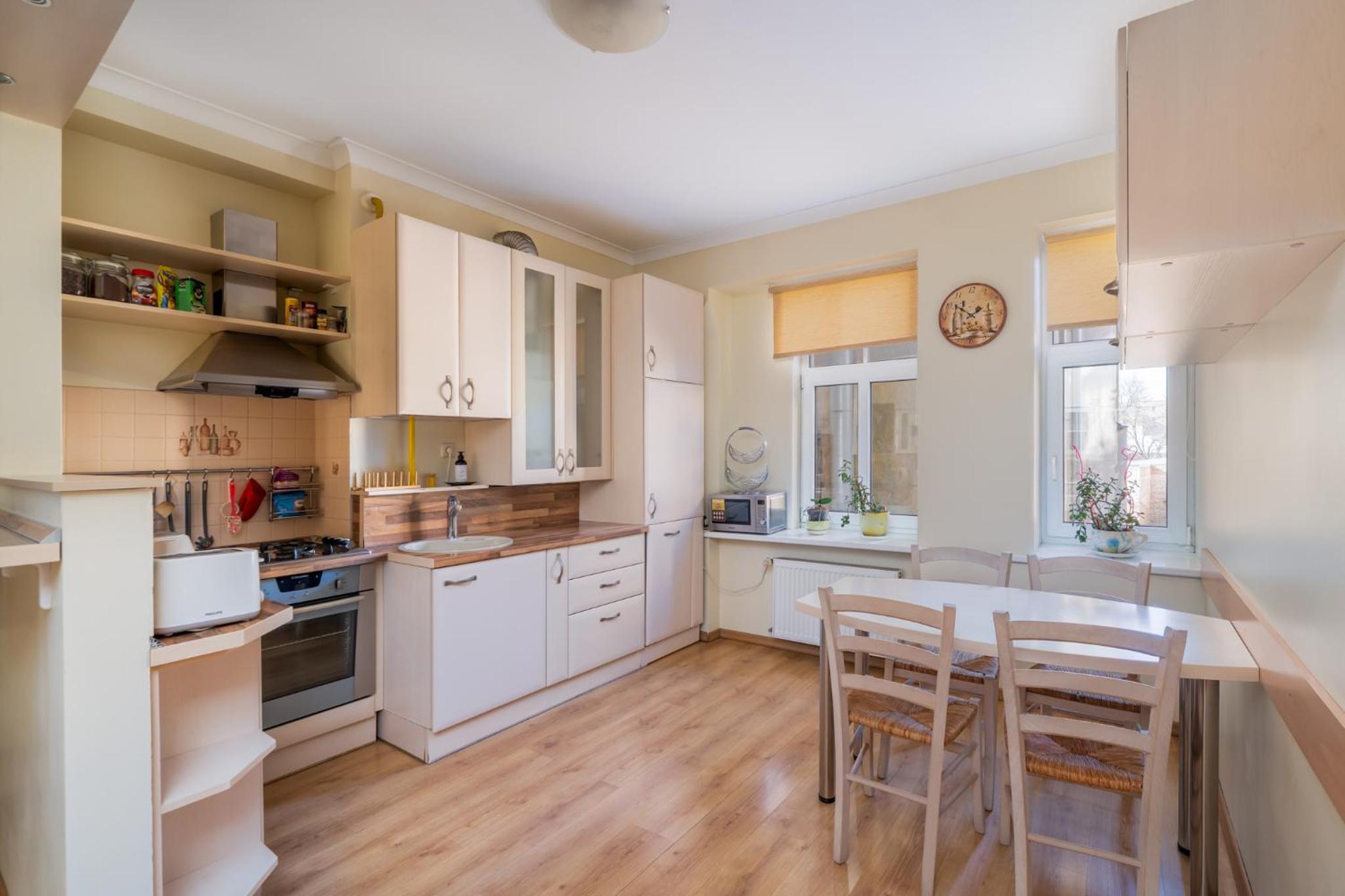Large 3BR Apartment with Balcony 5 min to Old Town by Tram