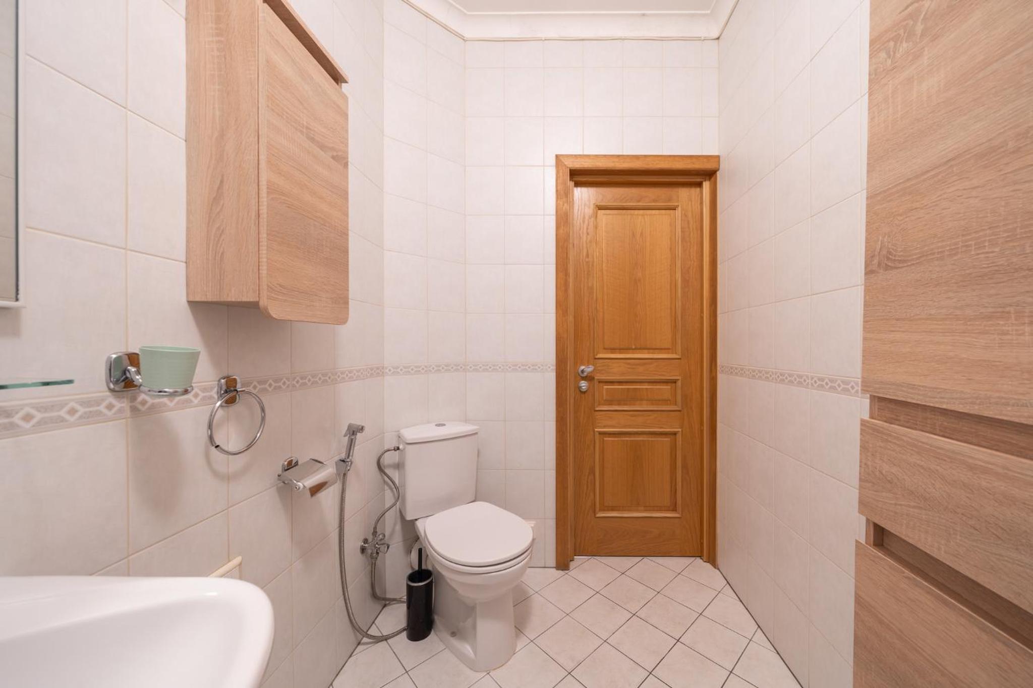 Large 3BR Apartment with Balcony 5 min to Old Town by Tram