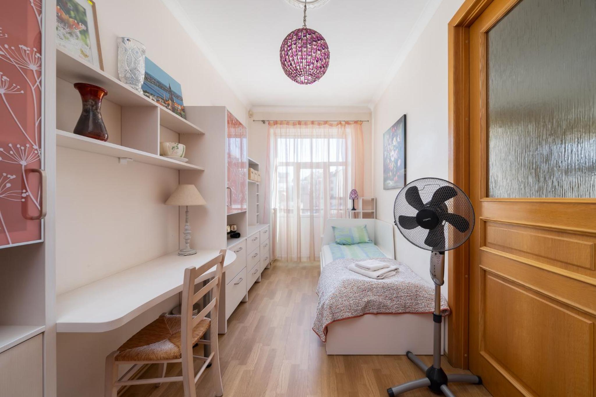 Large 3BR Apartment with Balcony 5 min to Old Town by Tram