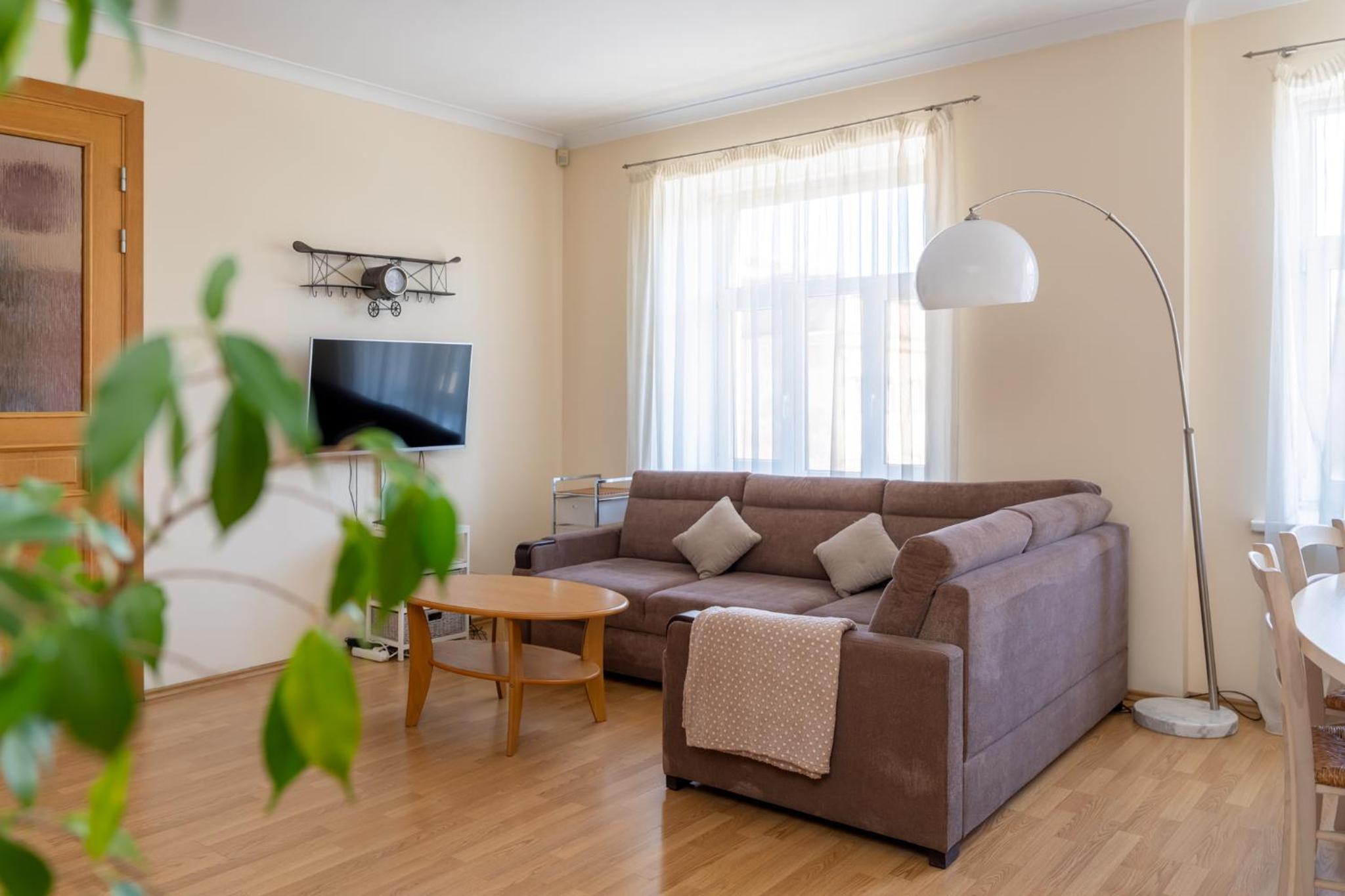Large 3BR Apartment with Balcony 5 min to Old Town by Tram