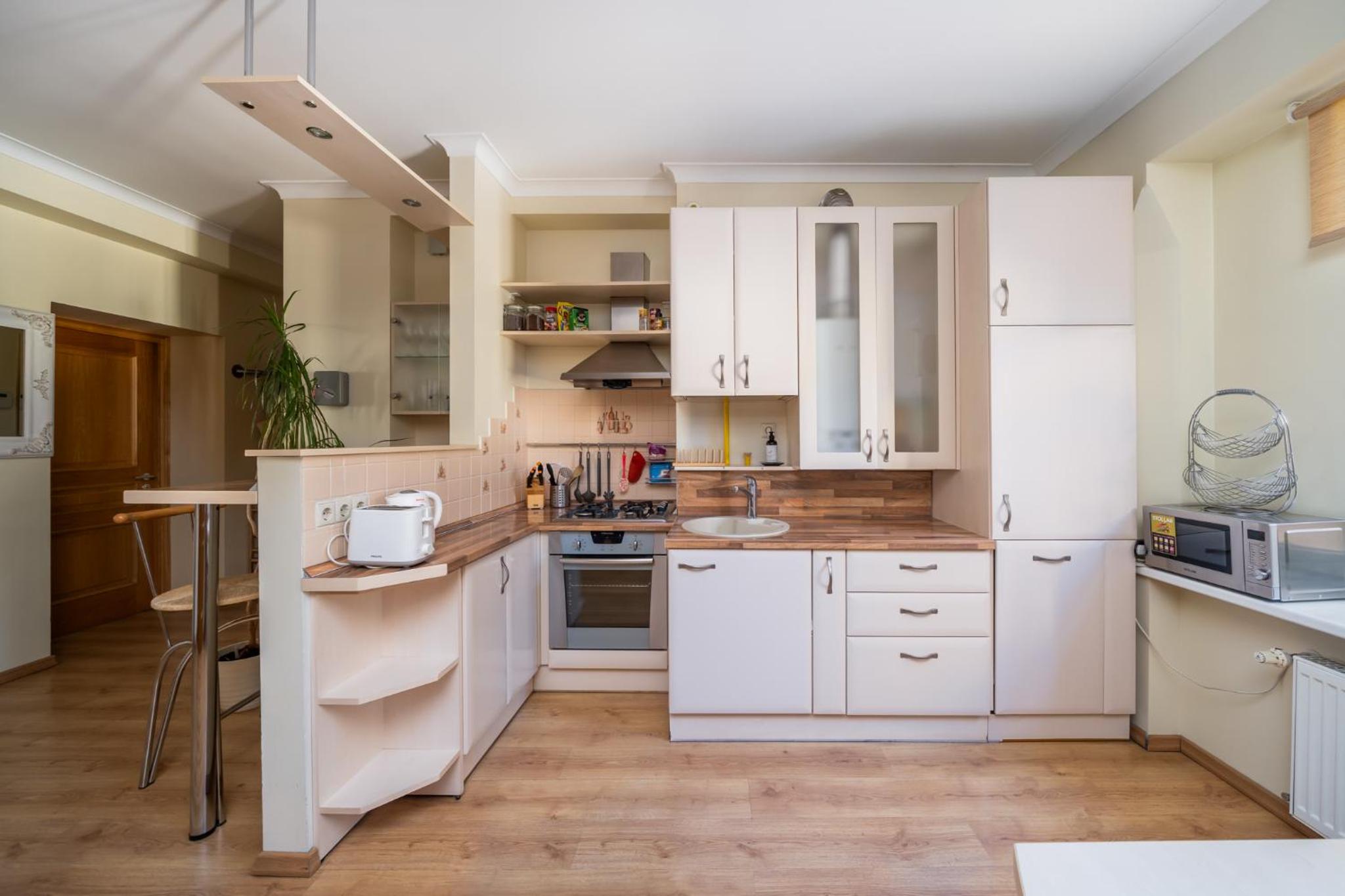 Large 3BR Apartment with Balcony 5 min to Old Town by Tram