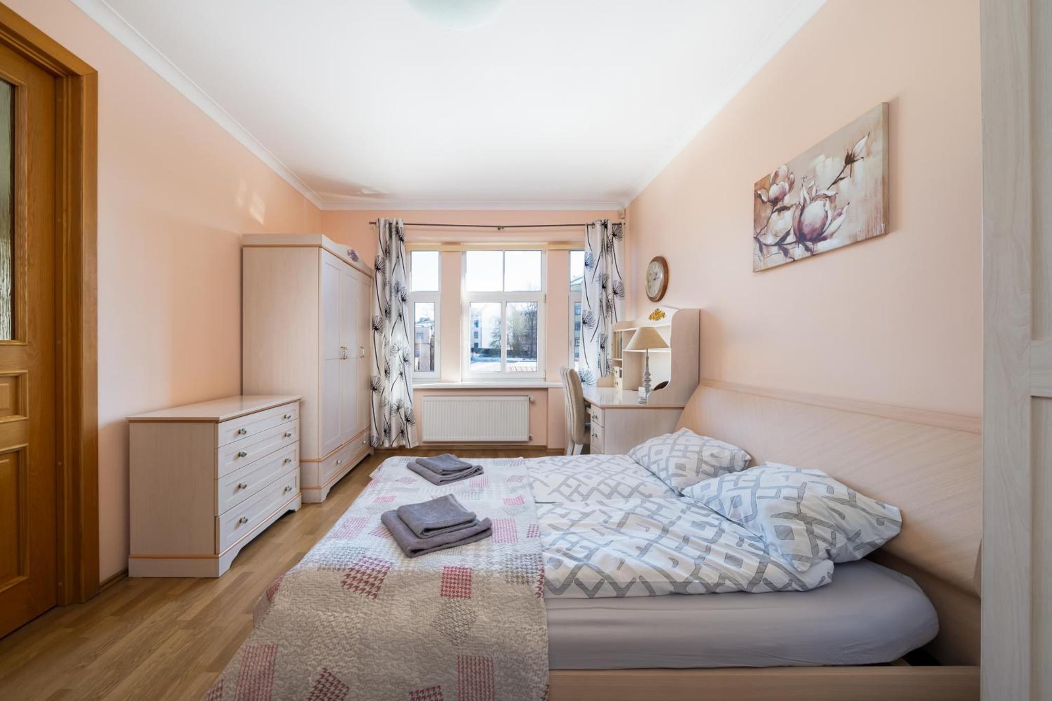 Large 3BR Apartment with Balcony 5 min to Old Town by Tram