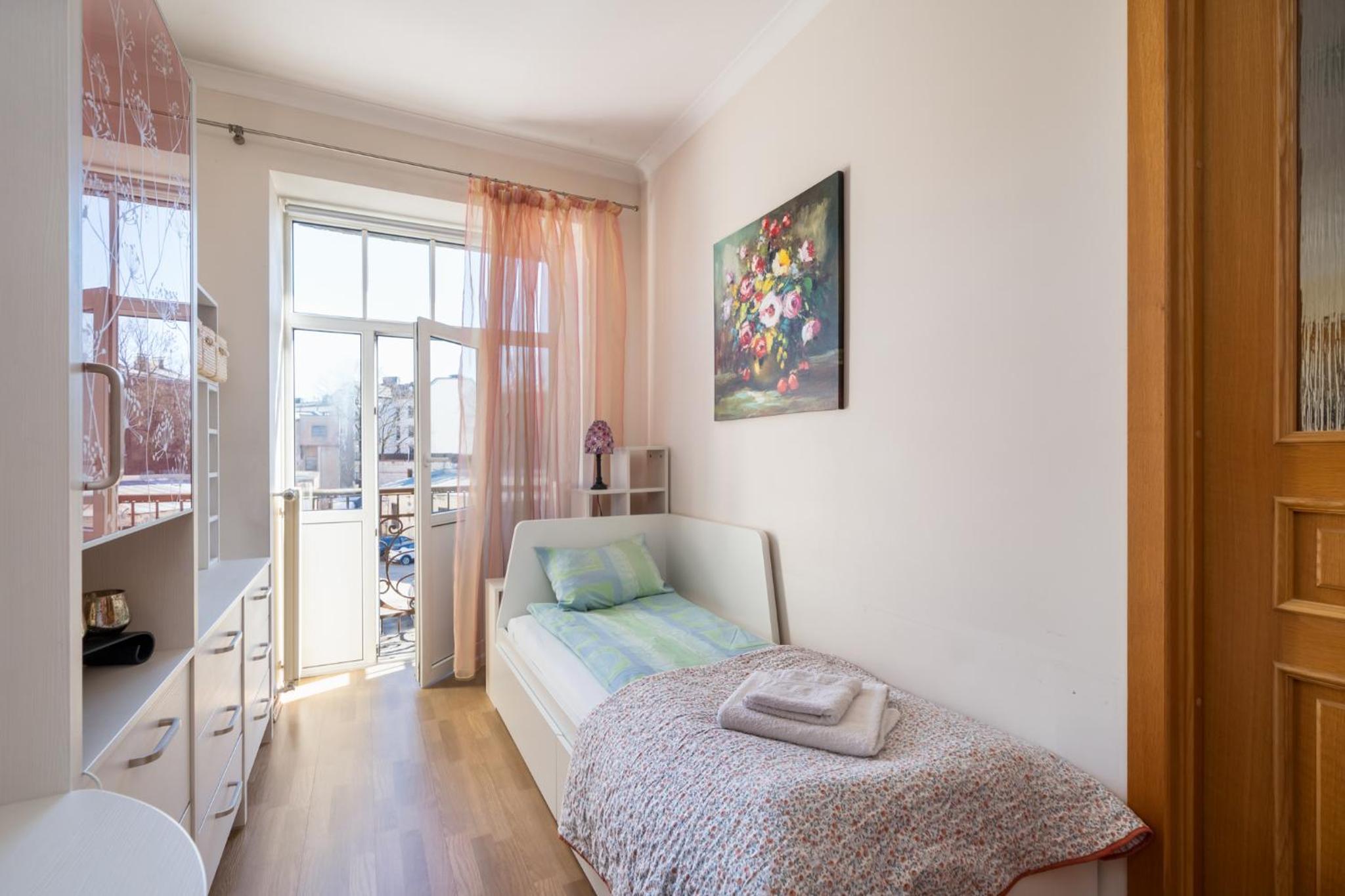 Large 3BR Apartment with Balcony 5 min to Old Town by Tram