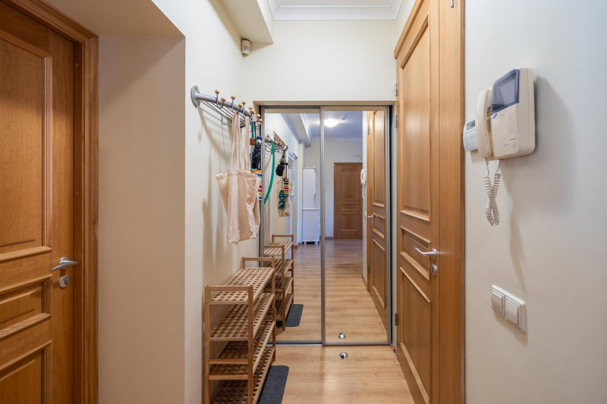 Large 3BR Apartment with Balcony 5 min to Old Town by Tram