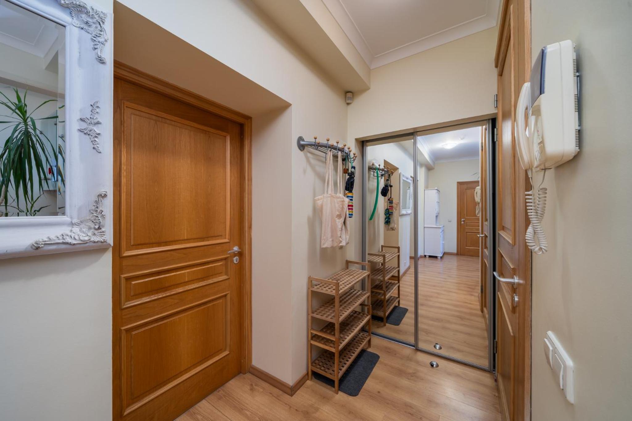 Large 3BR Apartment with Balcony 5 min to Old Town by Tram