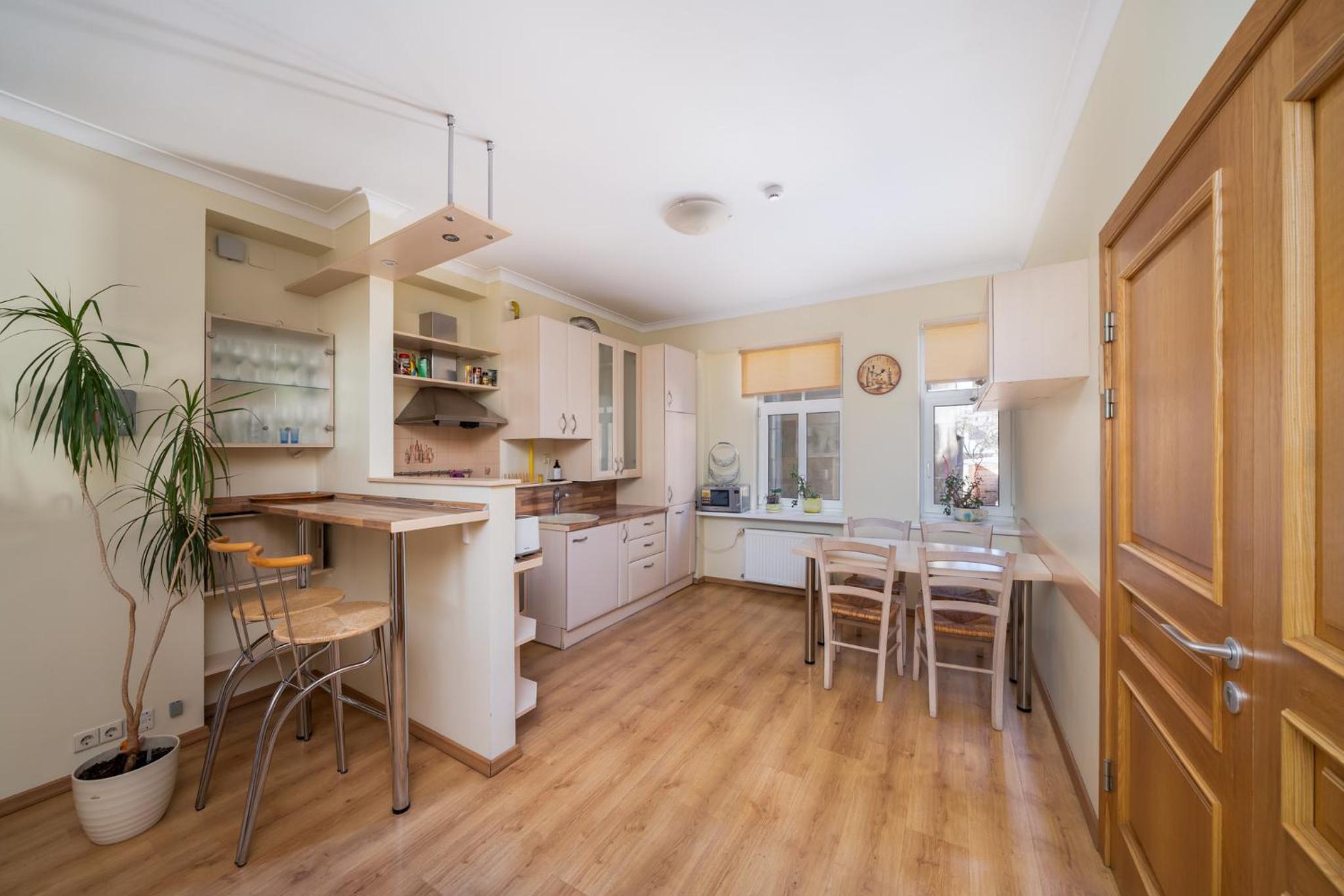 Large 3BR Apartment with Balcony 5 min to Old Town by Tram