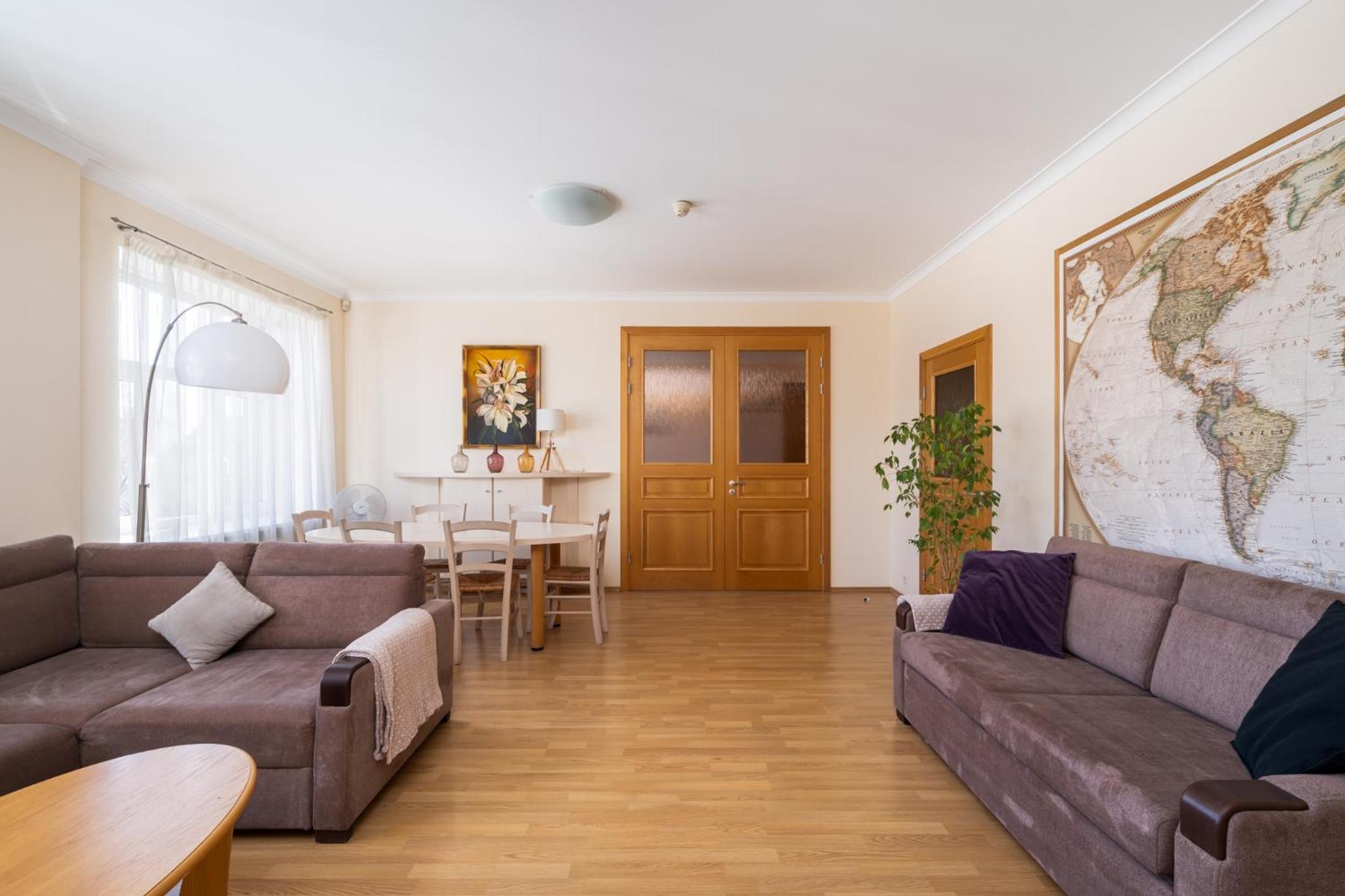 Large 3BR Apartment with Balcony 5 min to Old Town by Tram