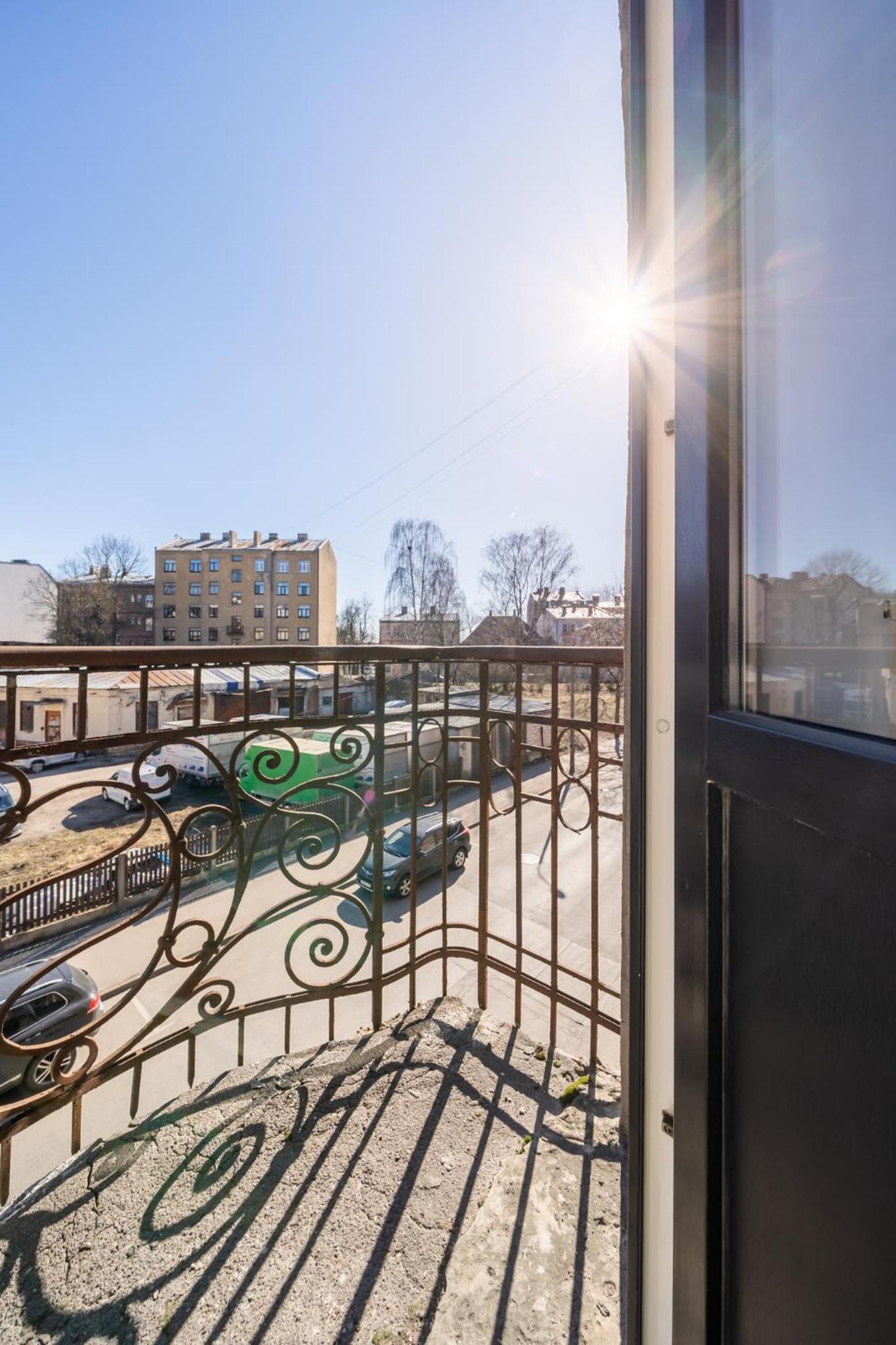 Large 3BR Apartment with Balcony 5 min to Old Town by Tram