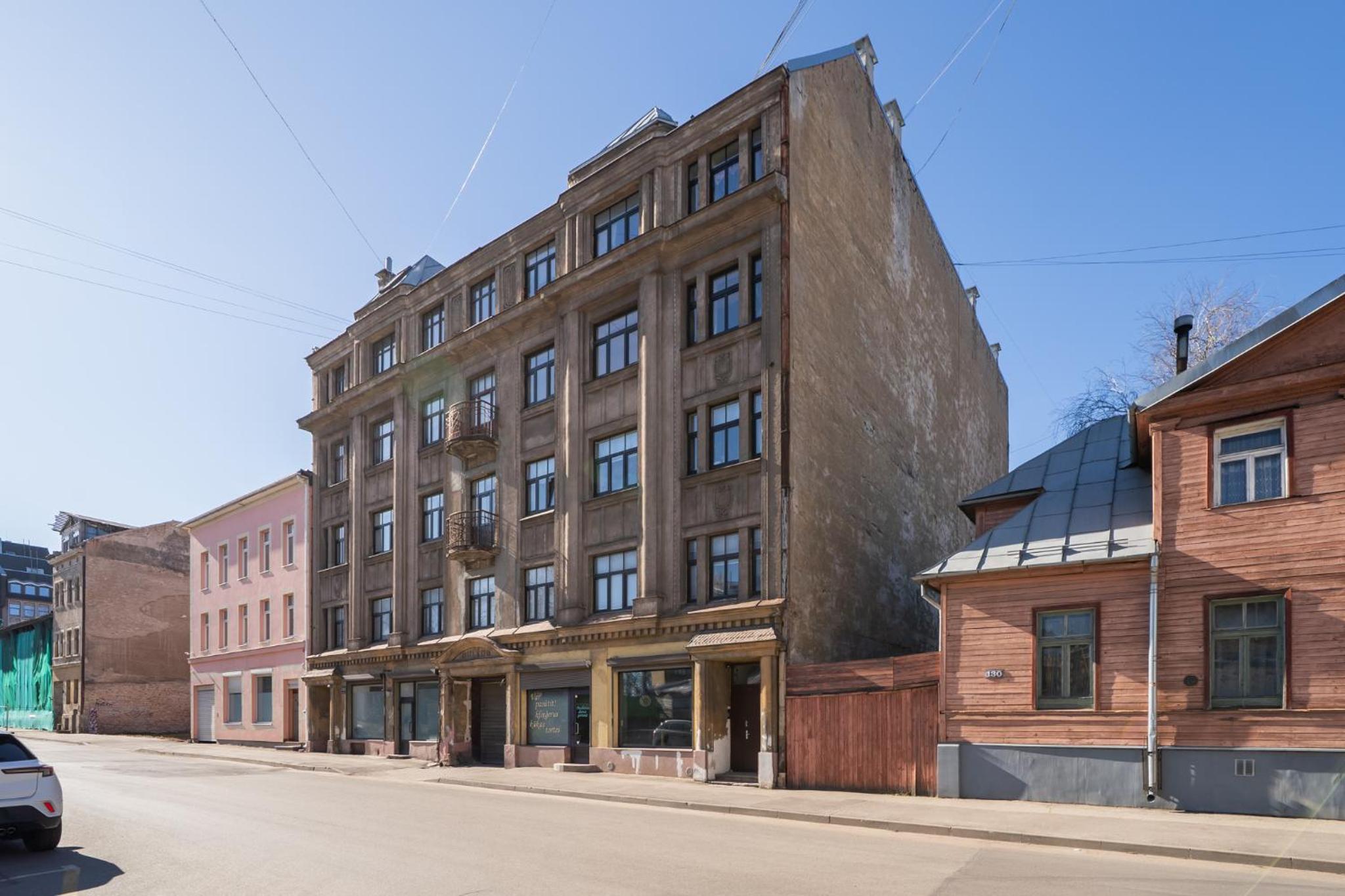 Large 3BR Apartment with Balcony 5 min to Old Town by Tram