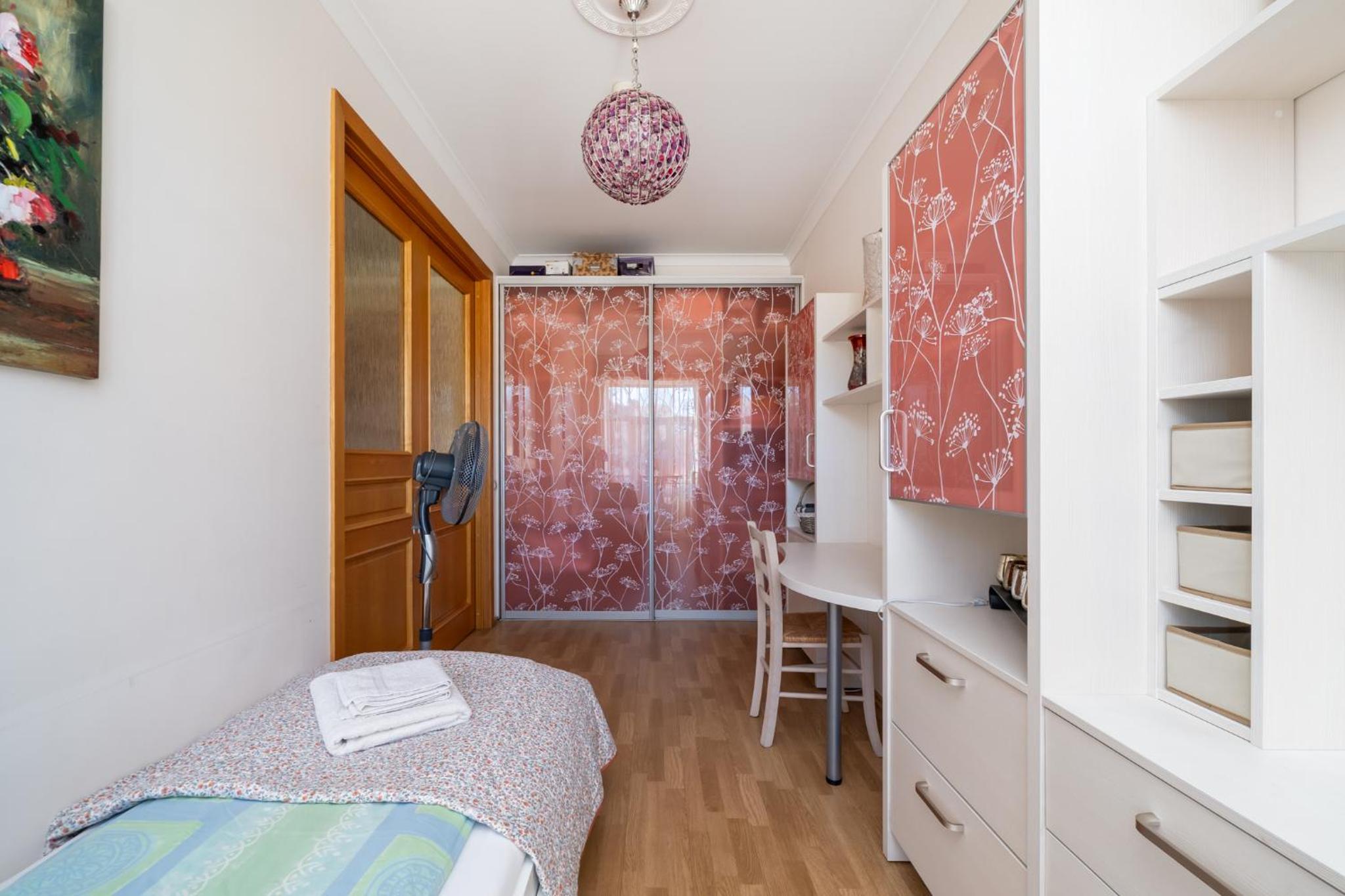 Large 3BR Apartment with Balcony 5 min to Old Town by Tram