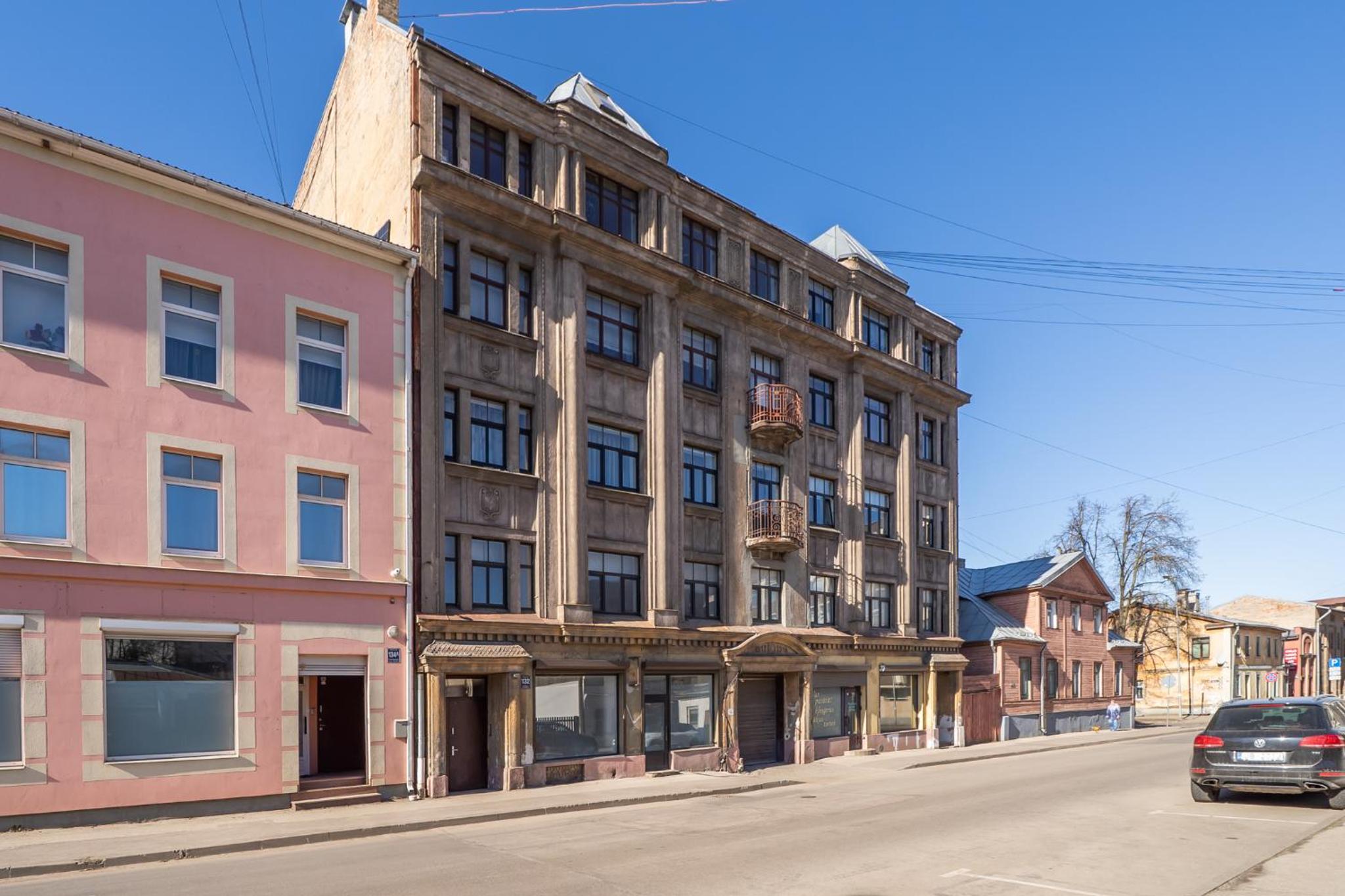 Large 3BR Apartment with Balcony 5 min to Old Town by Tram