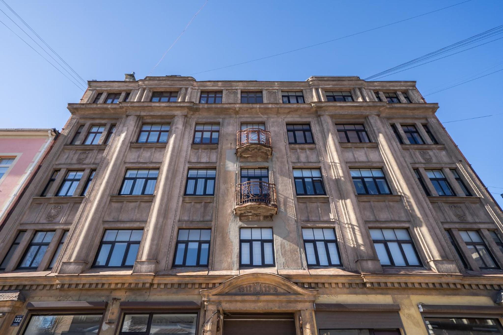 Large 3BR Apartment with Balcony 5 min to Old Town by Tram