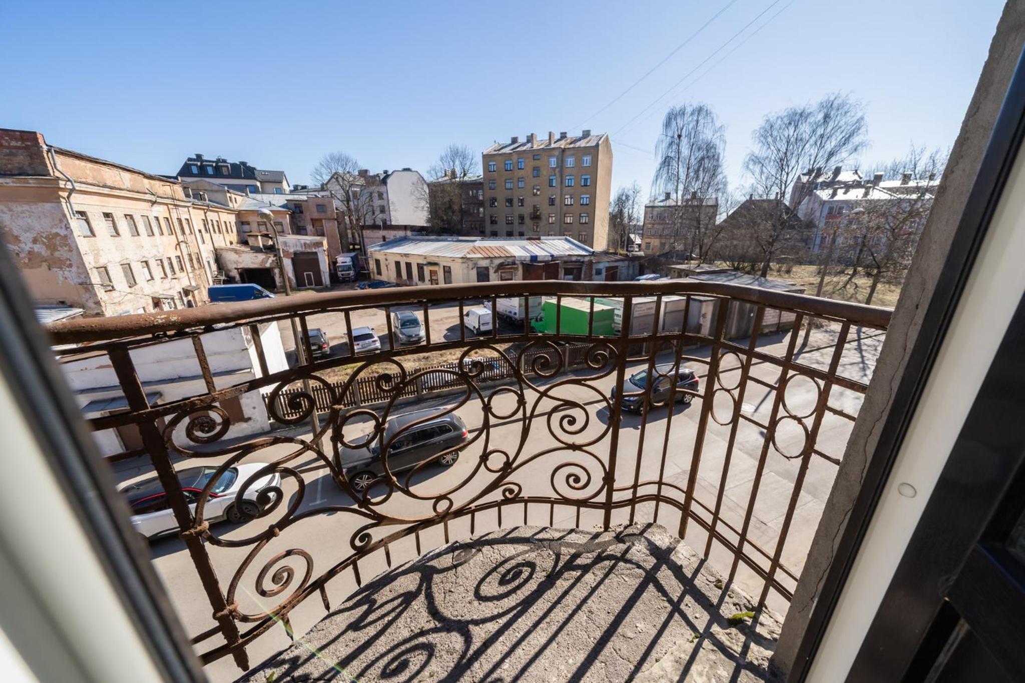 Large 3BR Apartment with Balcony 5 min to Old Town by Tram