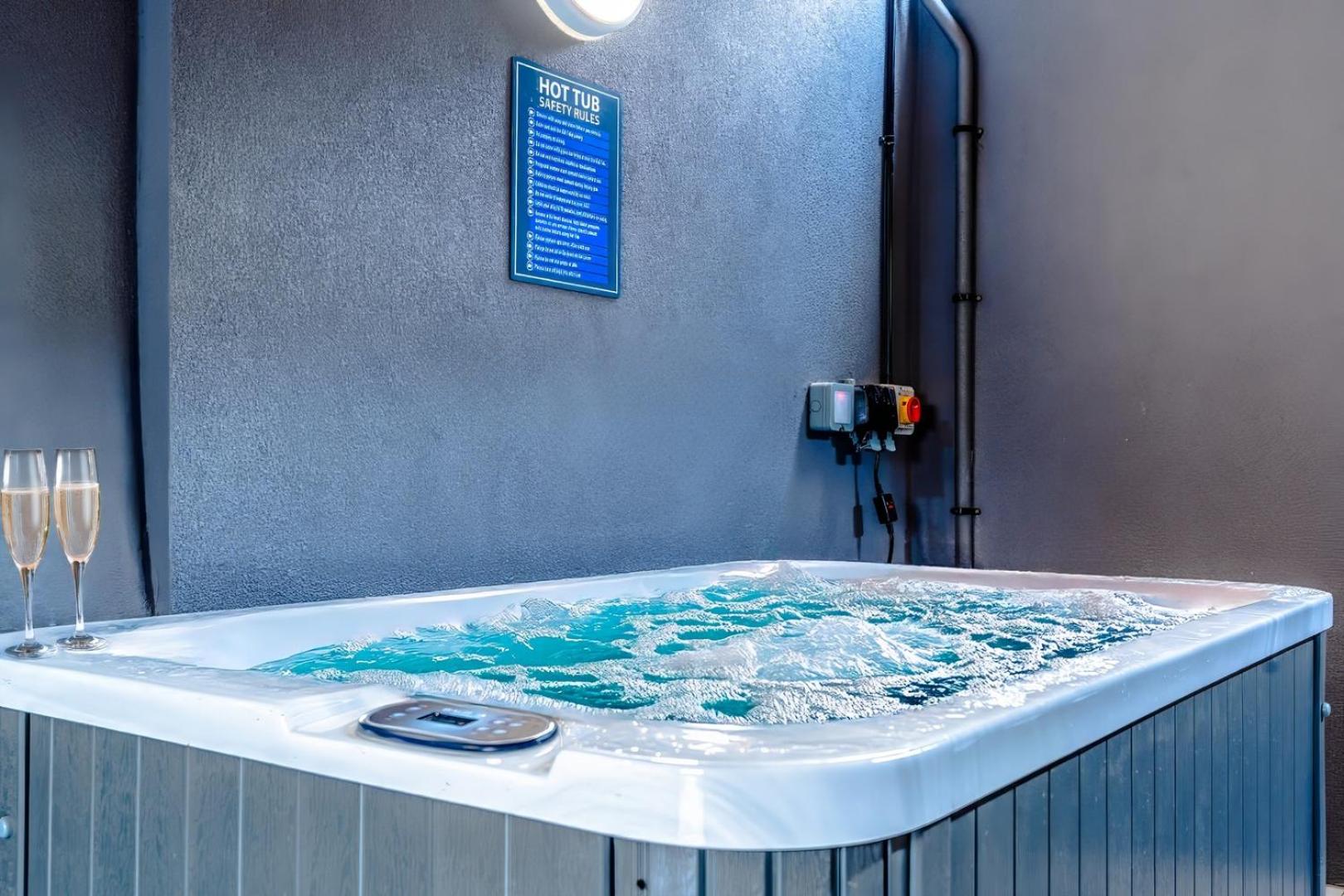 Stylish Stokes Croft Apartment, private hot tub