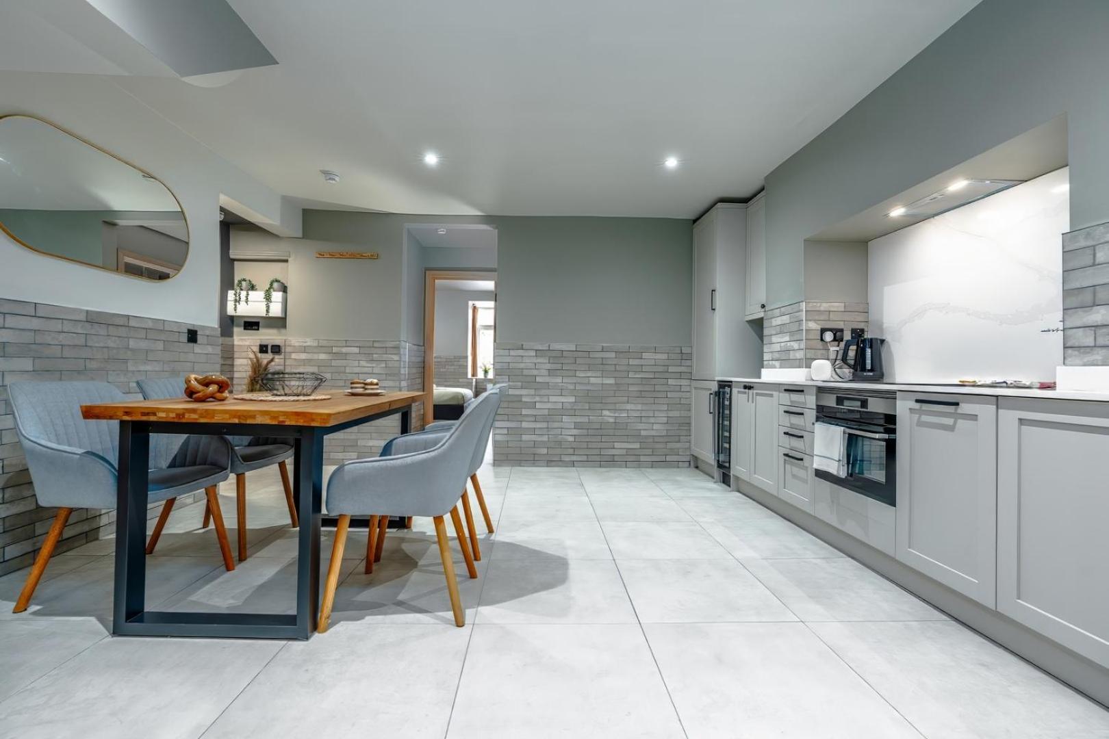 Stylish Stokes Croft Apartment, private hot tub