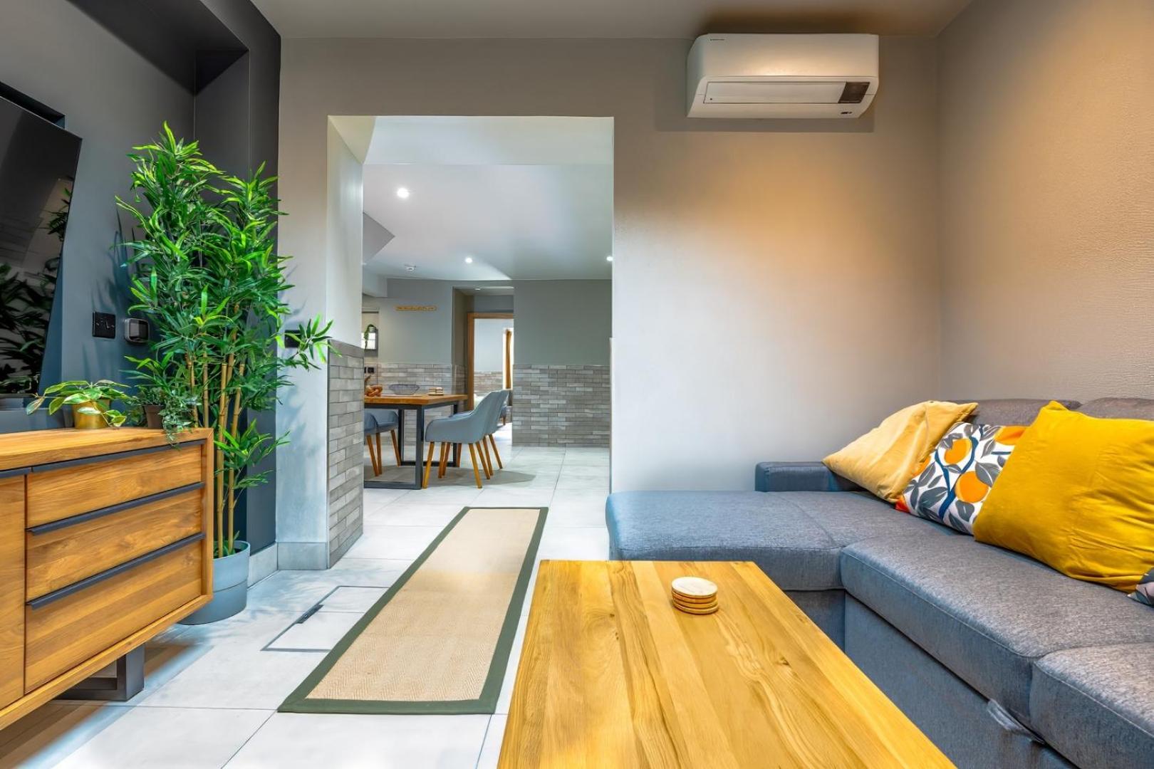 Stylish Stokes Croft Apartment, private hot tub