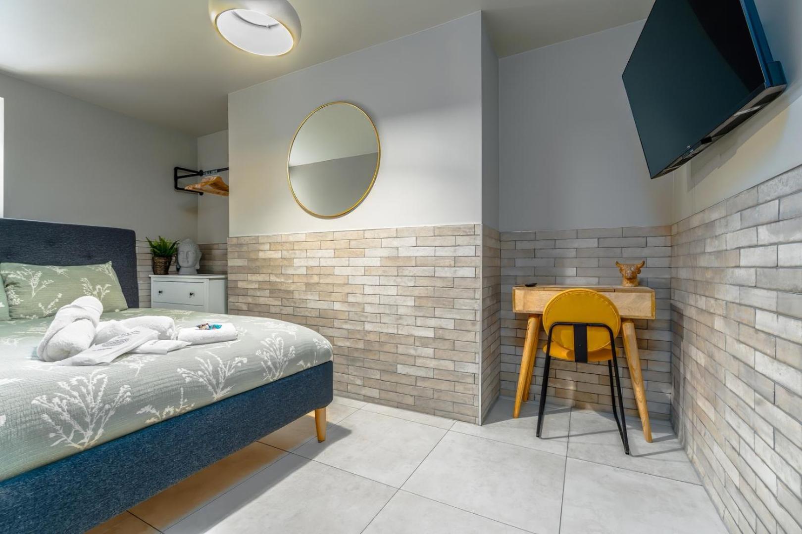 Stylish Stokes Croft Apartment, private hot tub