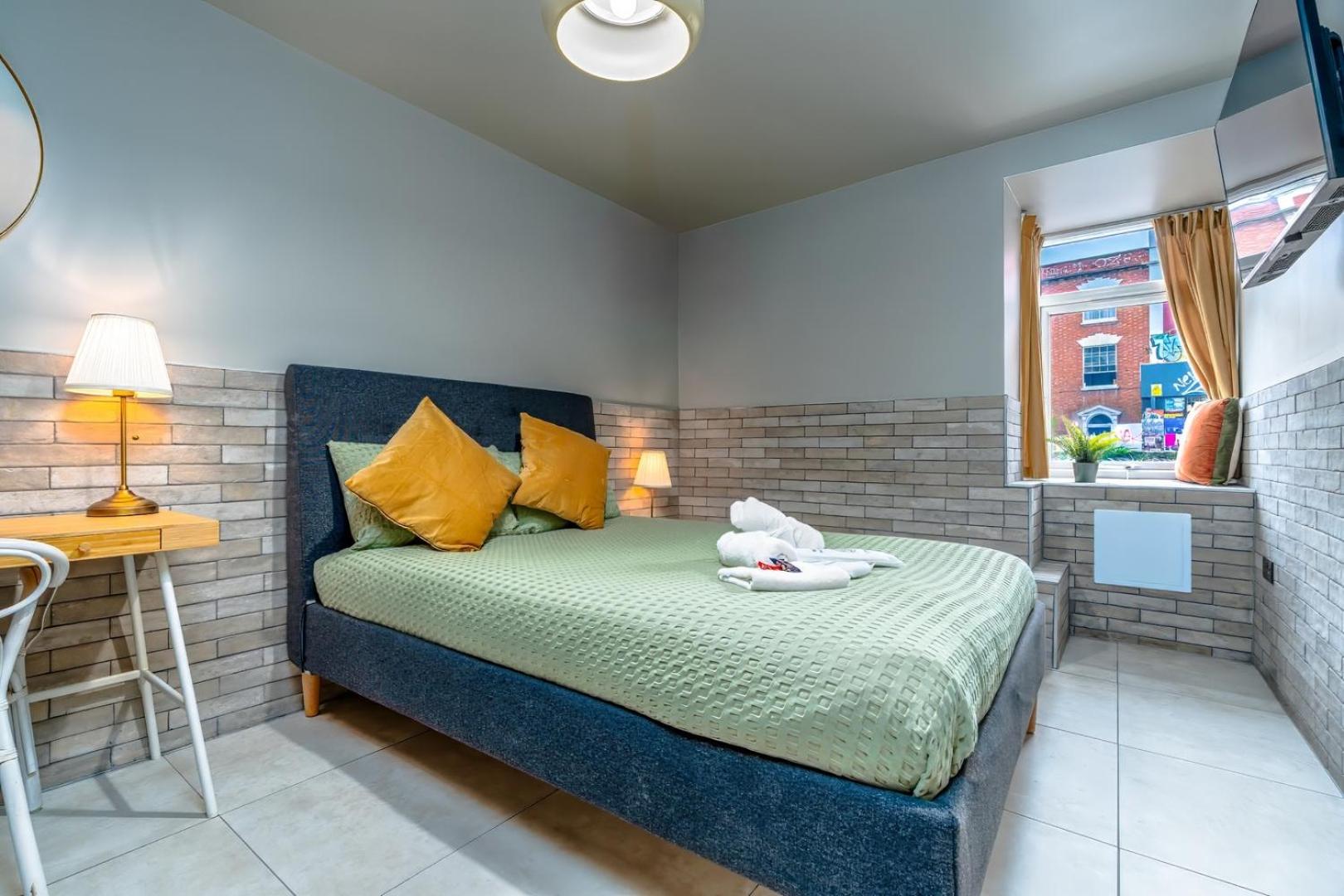 Stylish Stokes Croft Apartment, private hot tub
