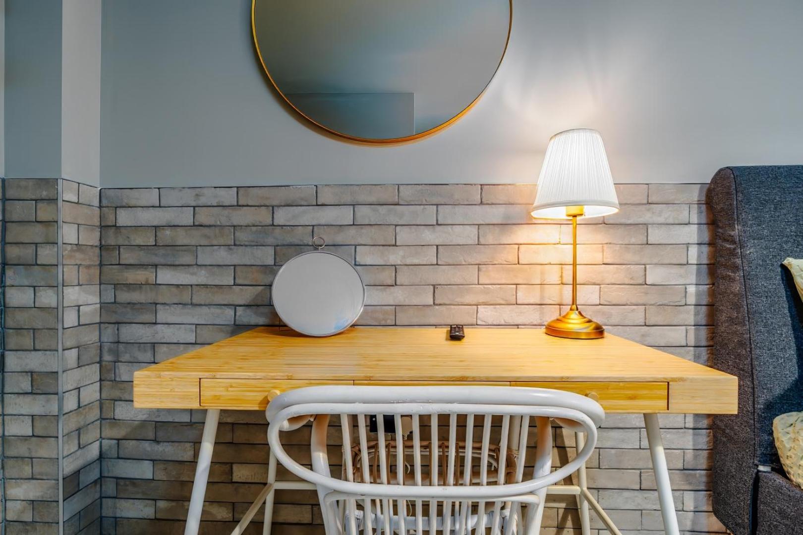 Stylish Stokes Croft Apartment, private hot tub