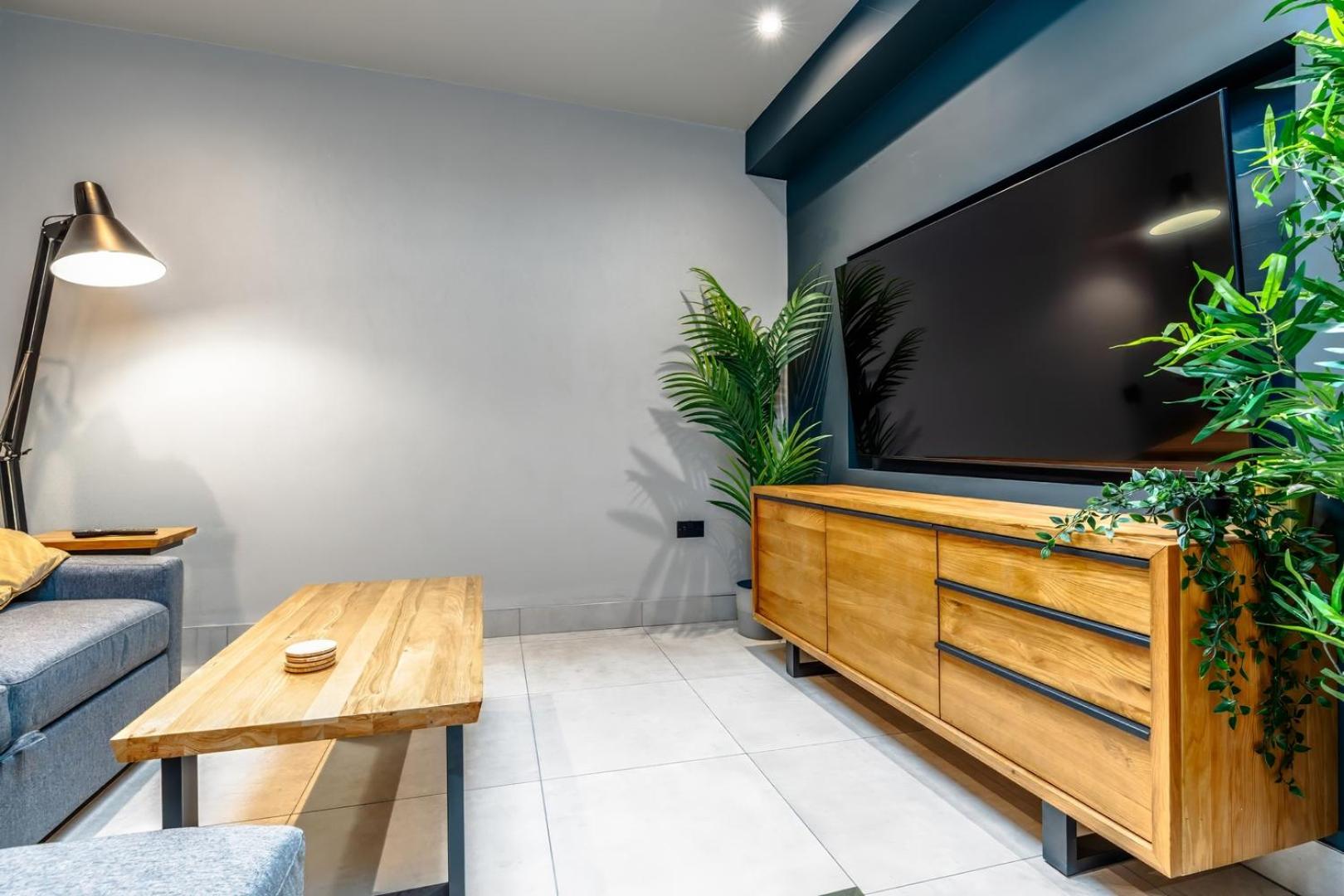 Stylish Stokes Croft Apartment, private hot tub