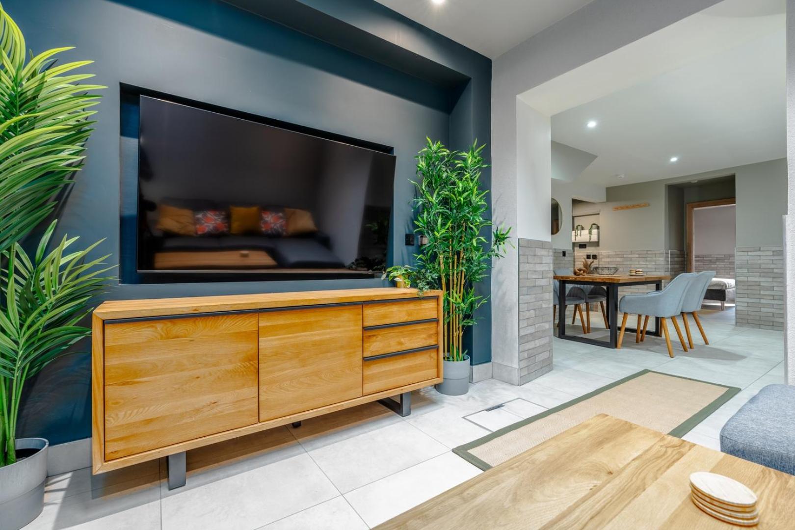 Stylish Stokes Croft Apartment, private hot tub